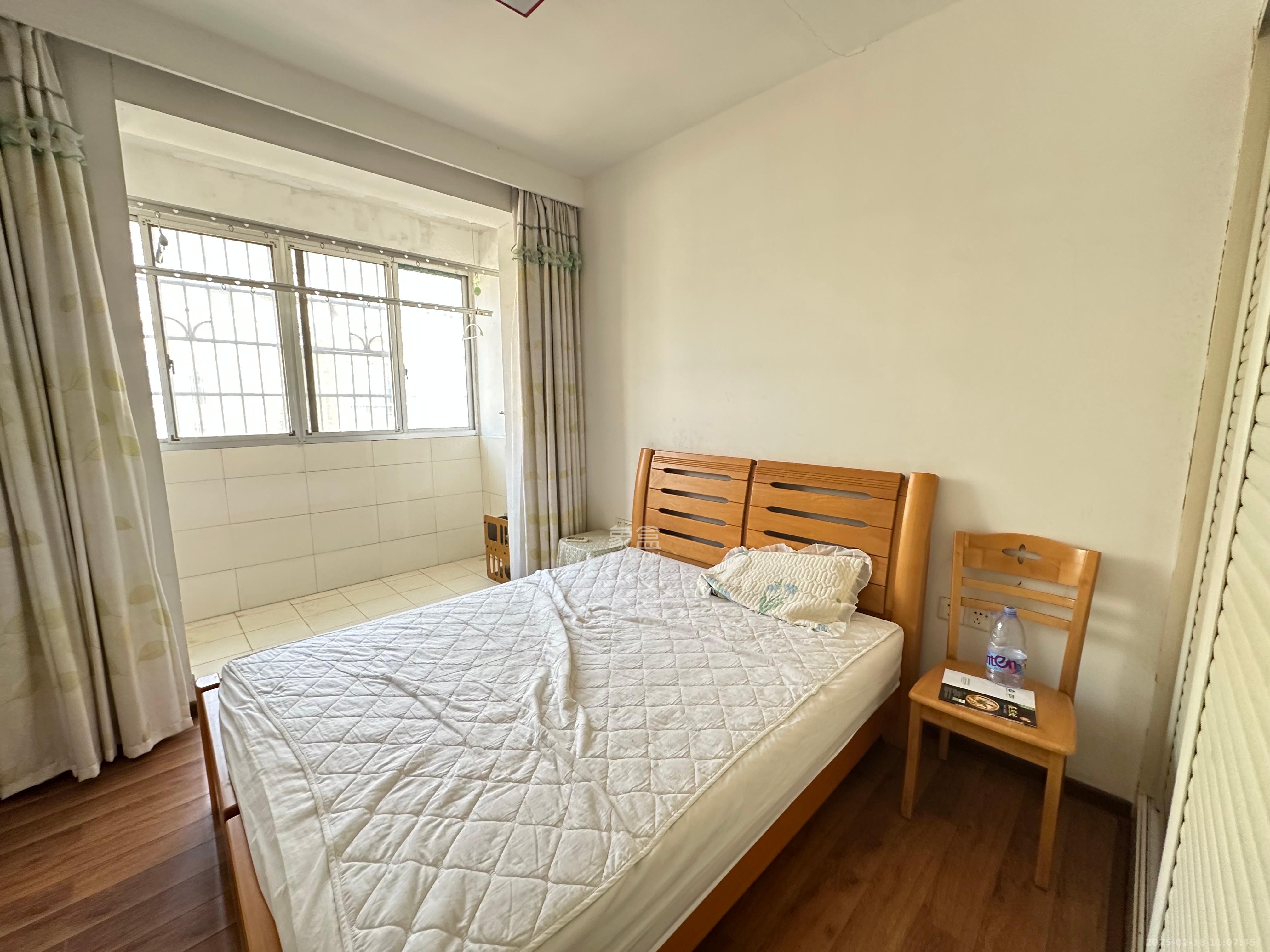 鄱阳小区 5室2厅1卫 1600.0元/月 鄱阳小区 5室2厅1卫 1600.0元/月室内图