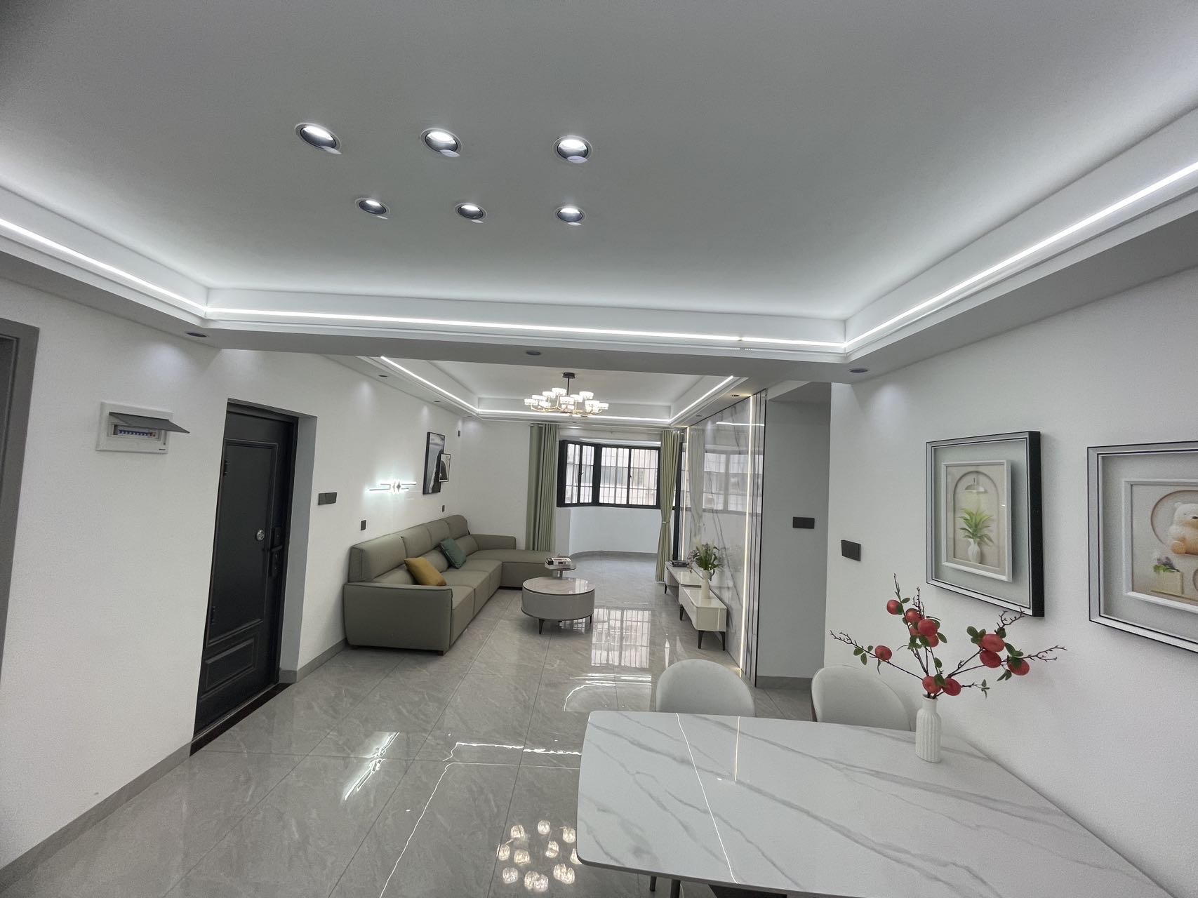 金融花园 3室2厅2卫 135.0万 金融花园 3室2厅2卫 135.0万客厅