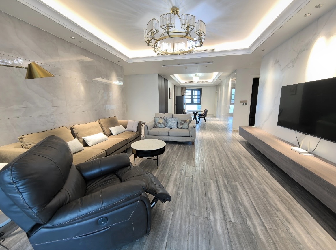 海航豪庭北苑 5室2厅2卫 530.0万 海航豪庭北苑 5室2厅2卫 530.0万客厅