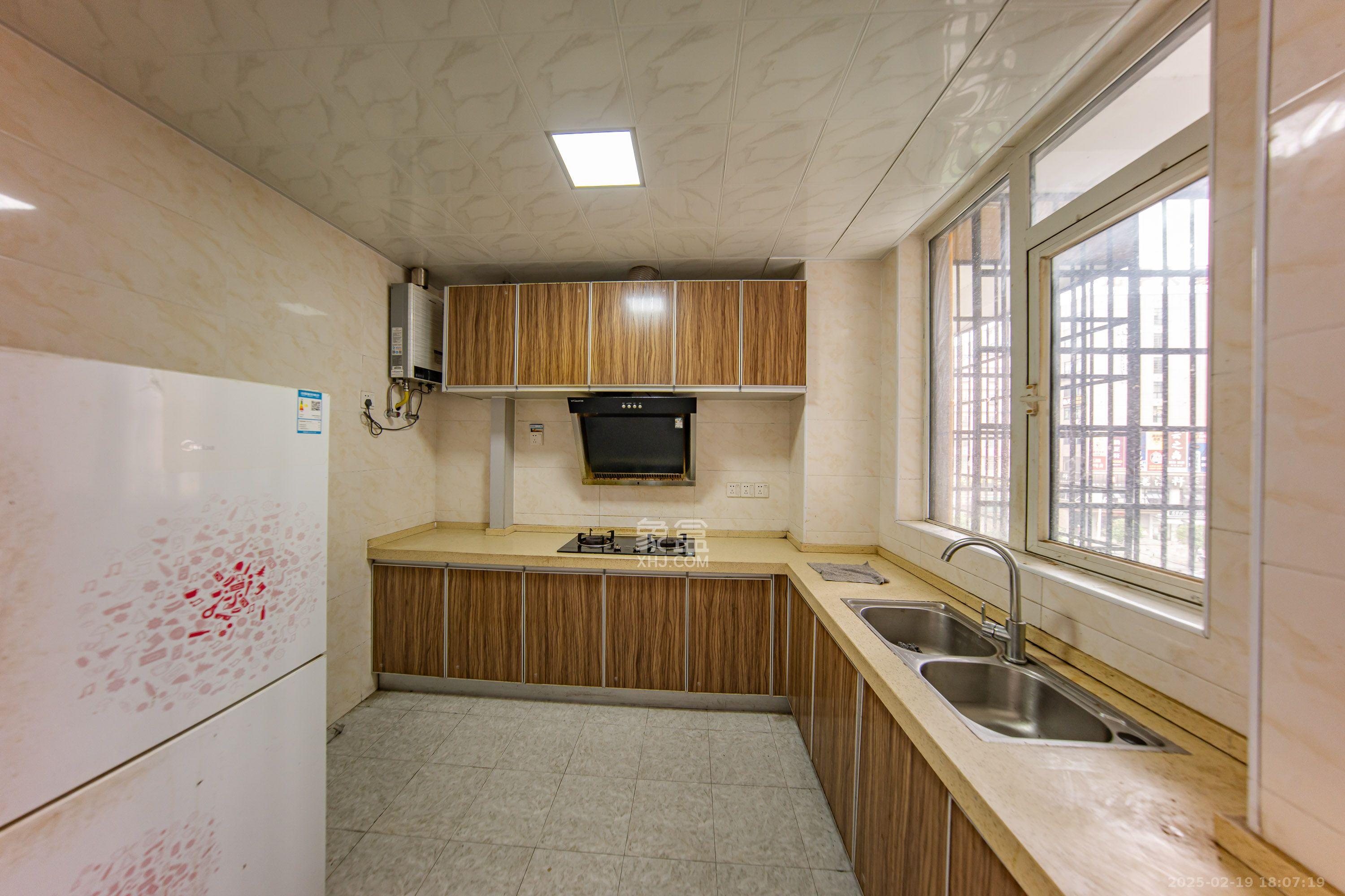 金鼎公园尚  3室2厅2卫    2200.0元/月 金鼎公园尚  3室2厅2卫    2200.0元/月室内图