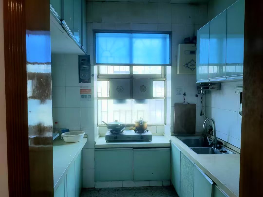 三中(校内)家属院 3室2厅2卫 93.8万 三中(校内)家属院 3室2厅2卫 93.8万客厅