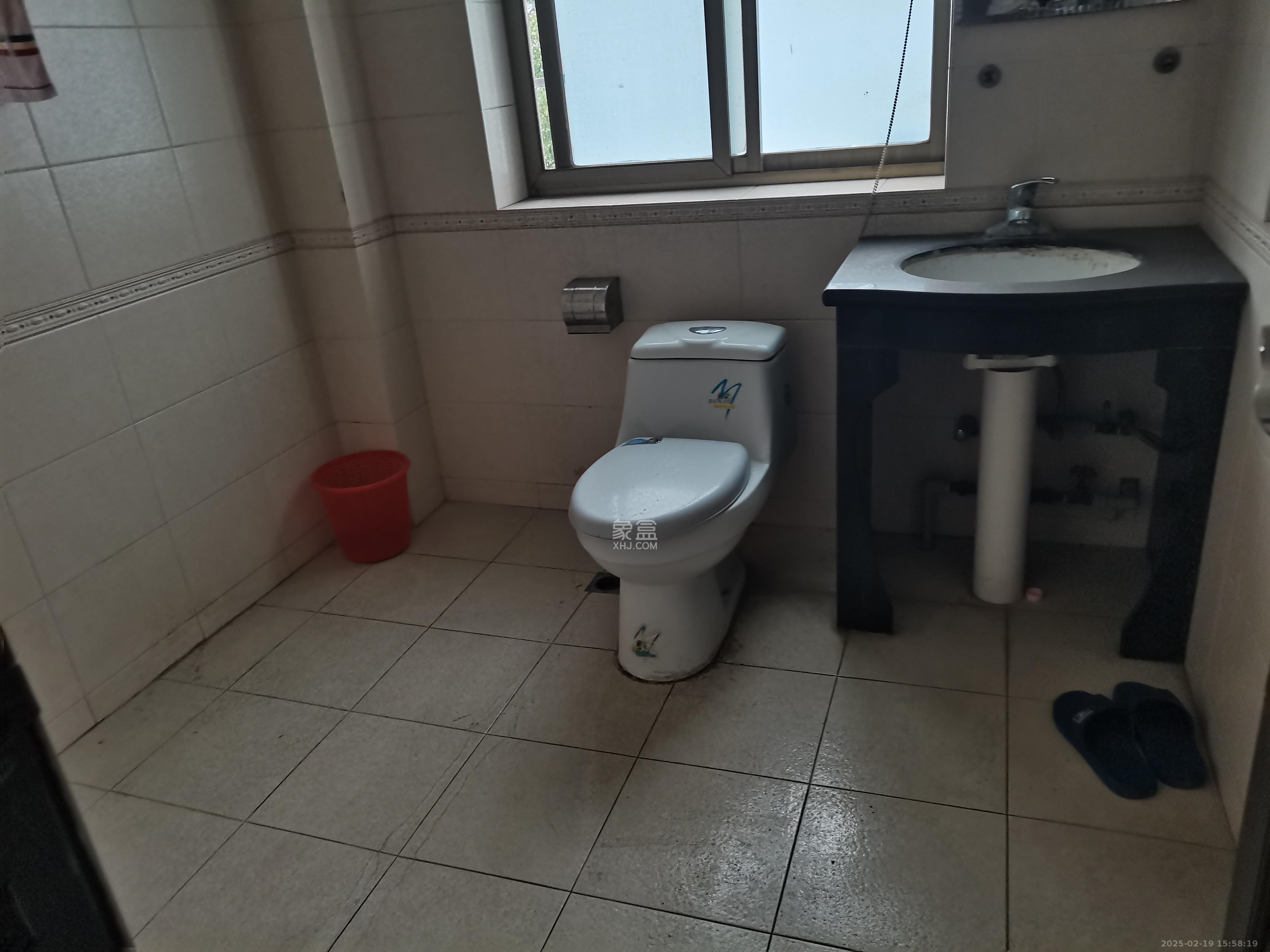 银杏家园(望城坡老虎岭天顶信用社宿舍) 4室2厅2卫 2000.0元/月 银杏家园(望城坡老虎岭天顶信用社宿舍) 4室2厅2卫 2000.0元/月室内图