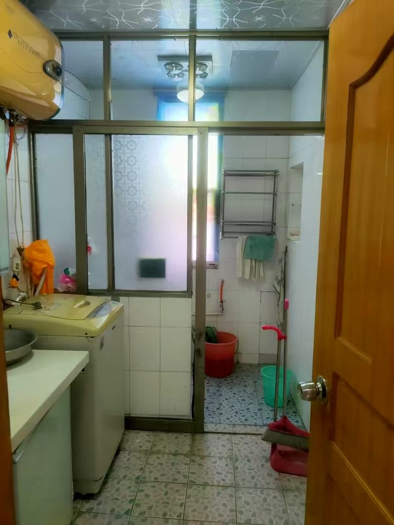 三中(校内)家属院 3室2厅2卫 93.8万 三中(校内)家属院 3室2厅2卫 93.8万客厅