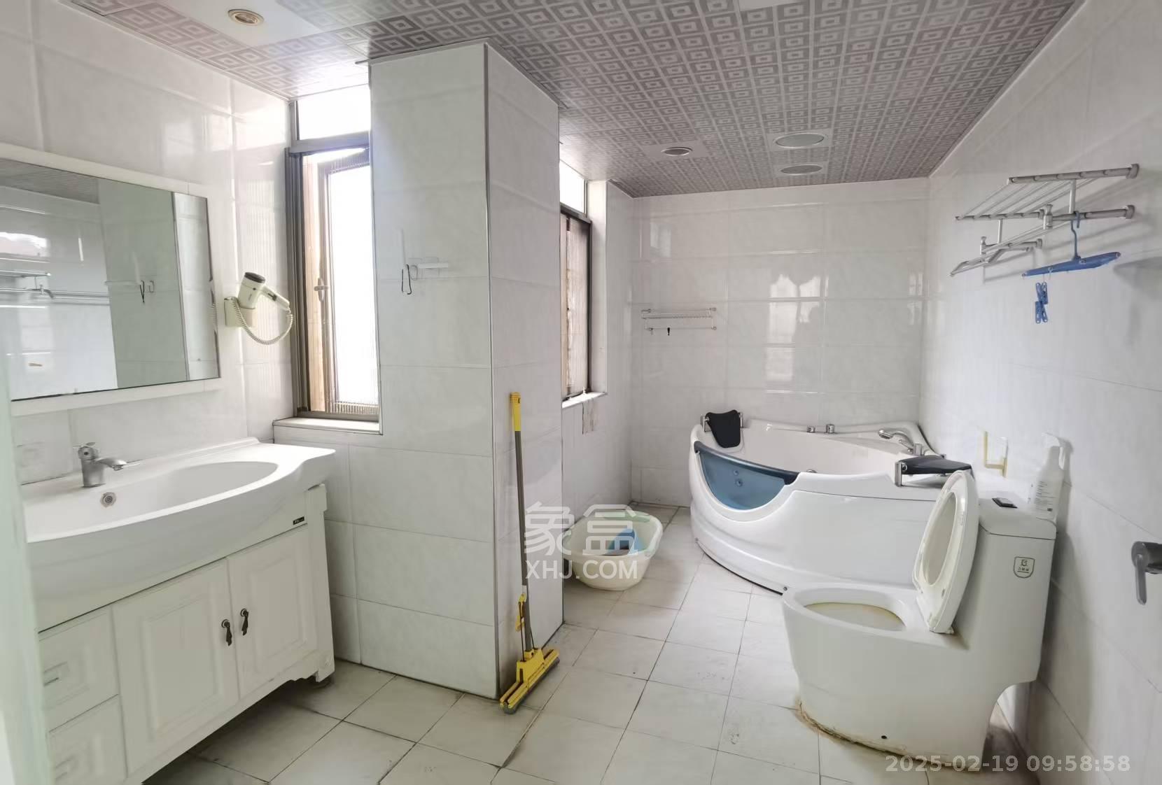 长沙玫瑰园 4室2厅2卫 2300.0元/月 长沙玫瑰园 4室2厅2卫 2300.0元/月室内图