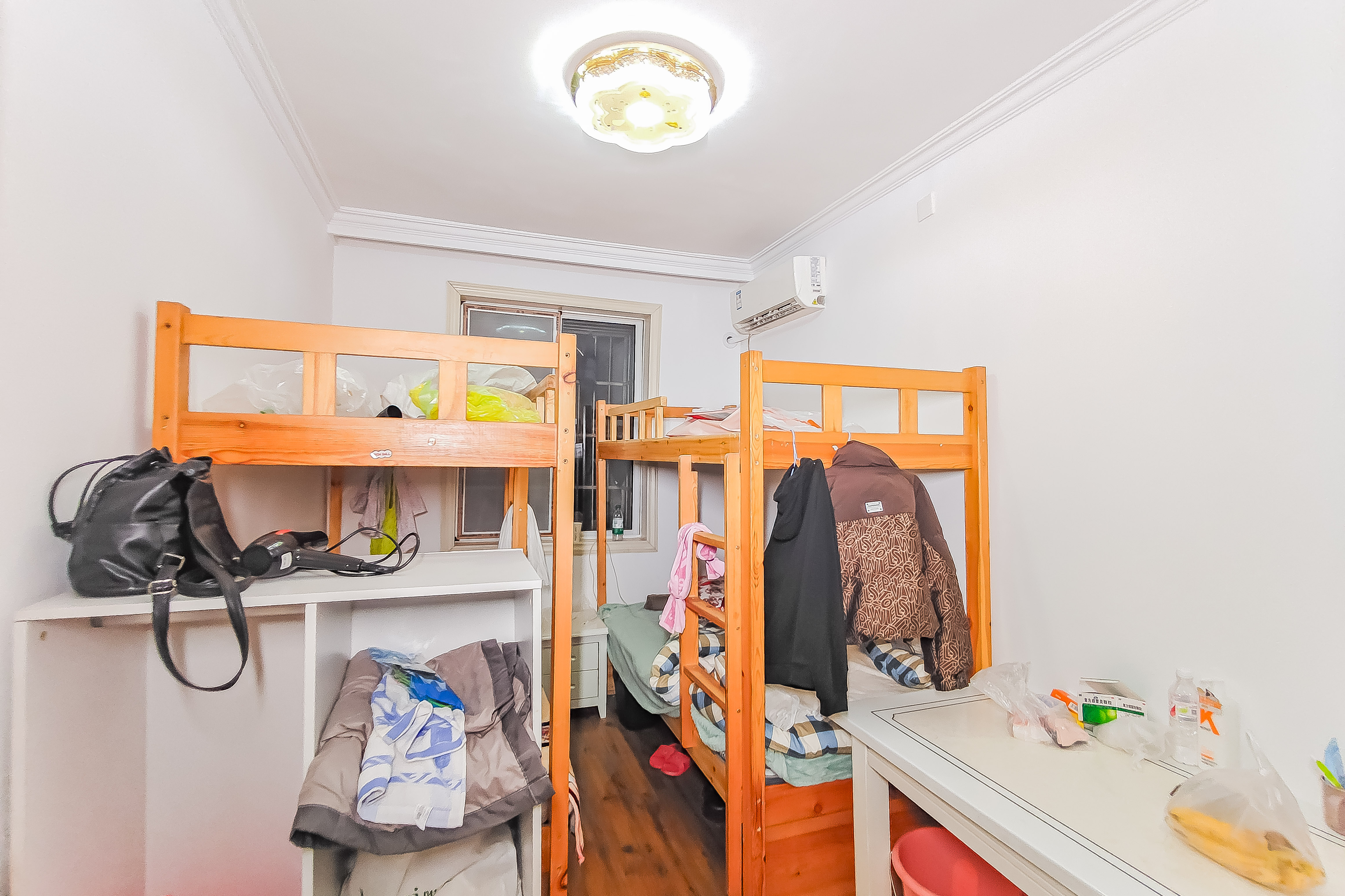 华顺大厦(芙蓉中路)  3室2厅1卫    69.6万 华顺大厦(芙蓉中路)  3室2厅1卫    69.6万卧室