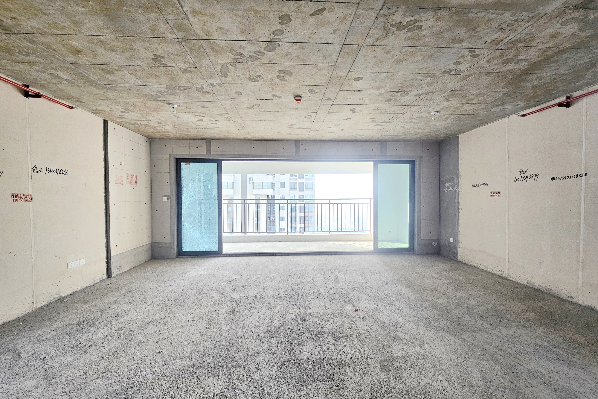 阳光城尚东湾嘉林苑 4室2厅2卫 136.0万 阳光城尚东湾嘉林苑 4室2厅2卫 136.0万客厅