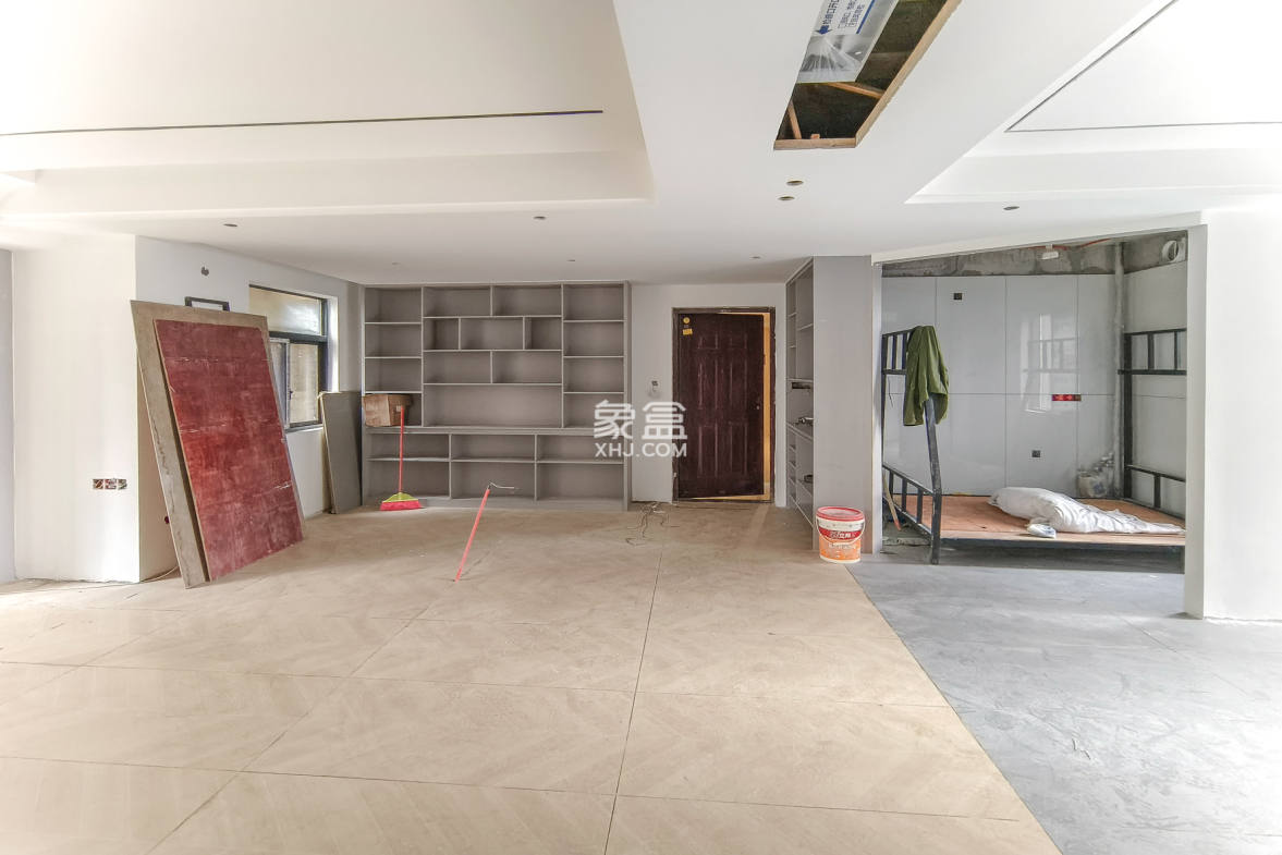 保利香槟国际 5室2厅2卫 125.00万 保利香槟国际 5室2厅2卫 125.00万客厅