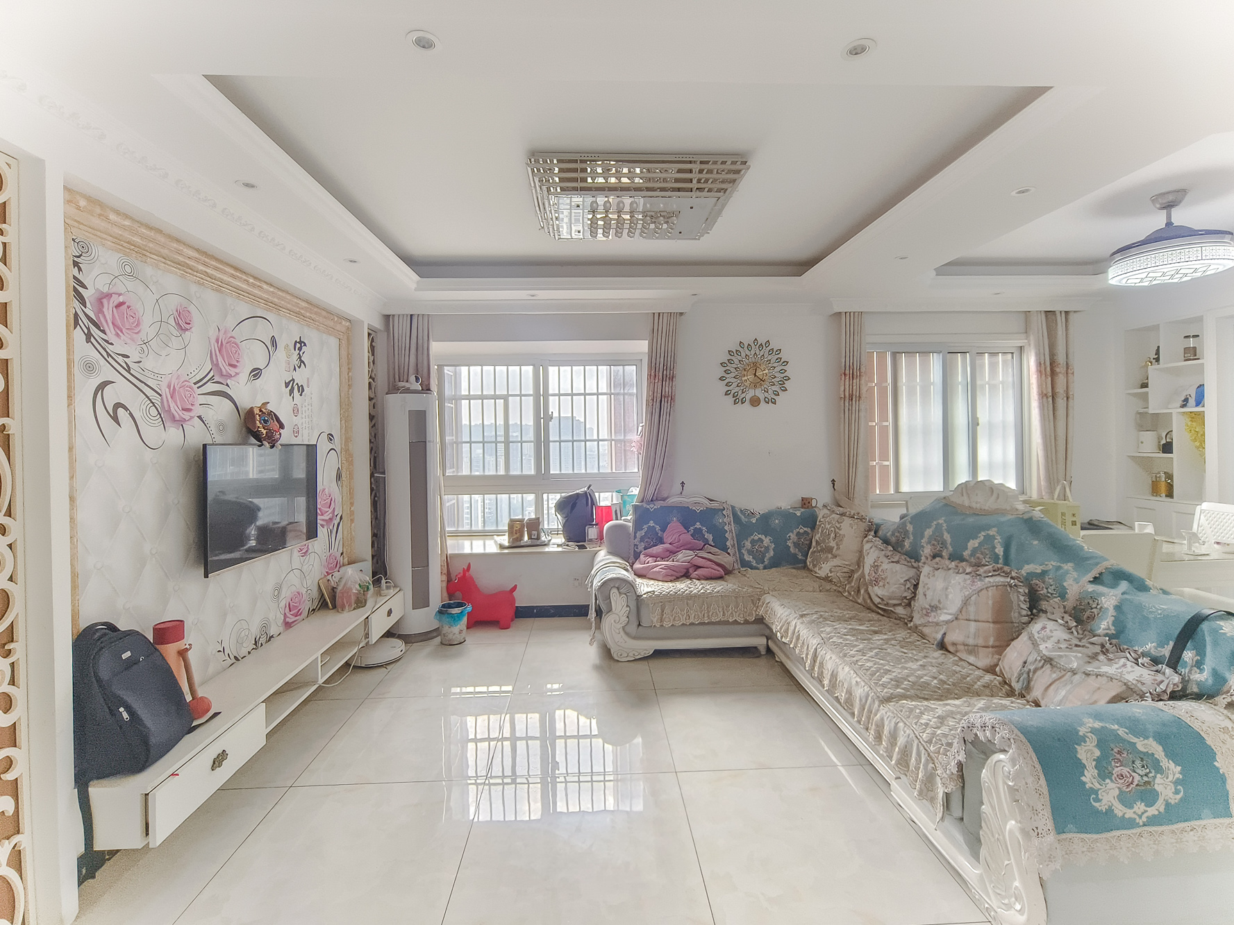 山水湾 4室2厅2卫 75.8万 山水湾 4室2厅2卫 75.8万客厅