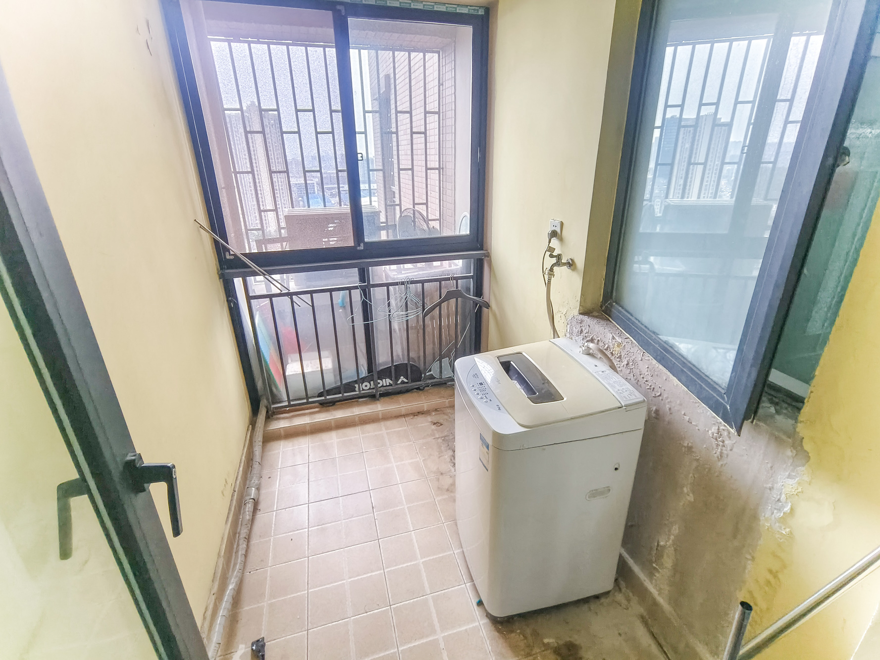 三一街区  3室2厅1卫   57.80万阳台