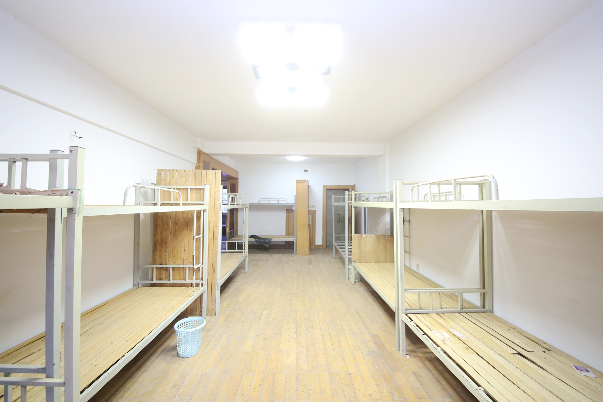燕山街社区  3室2厅2卫   100.00万