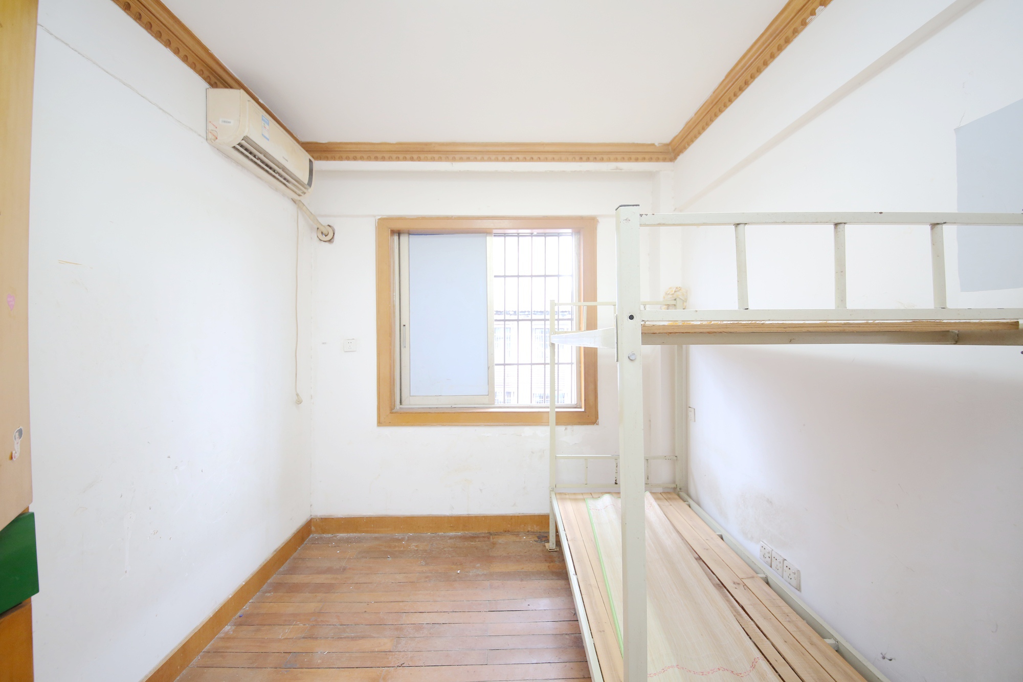 燕山街社区  3室2厅2卫   100.00万卧室