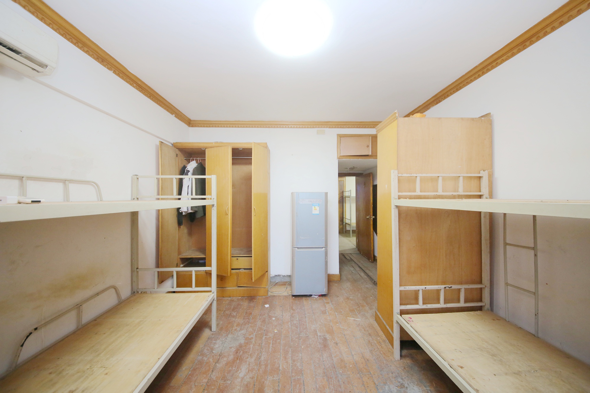燕山街社区  3室2厅2卫   100.00万卧室