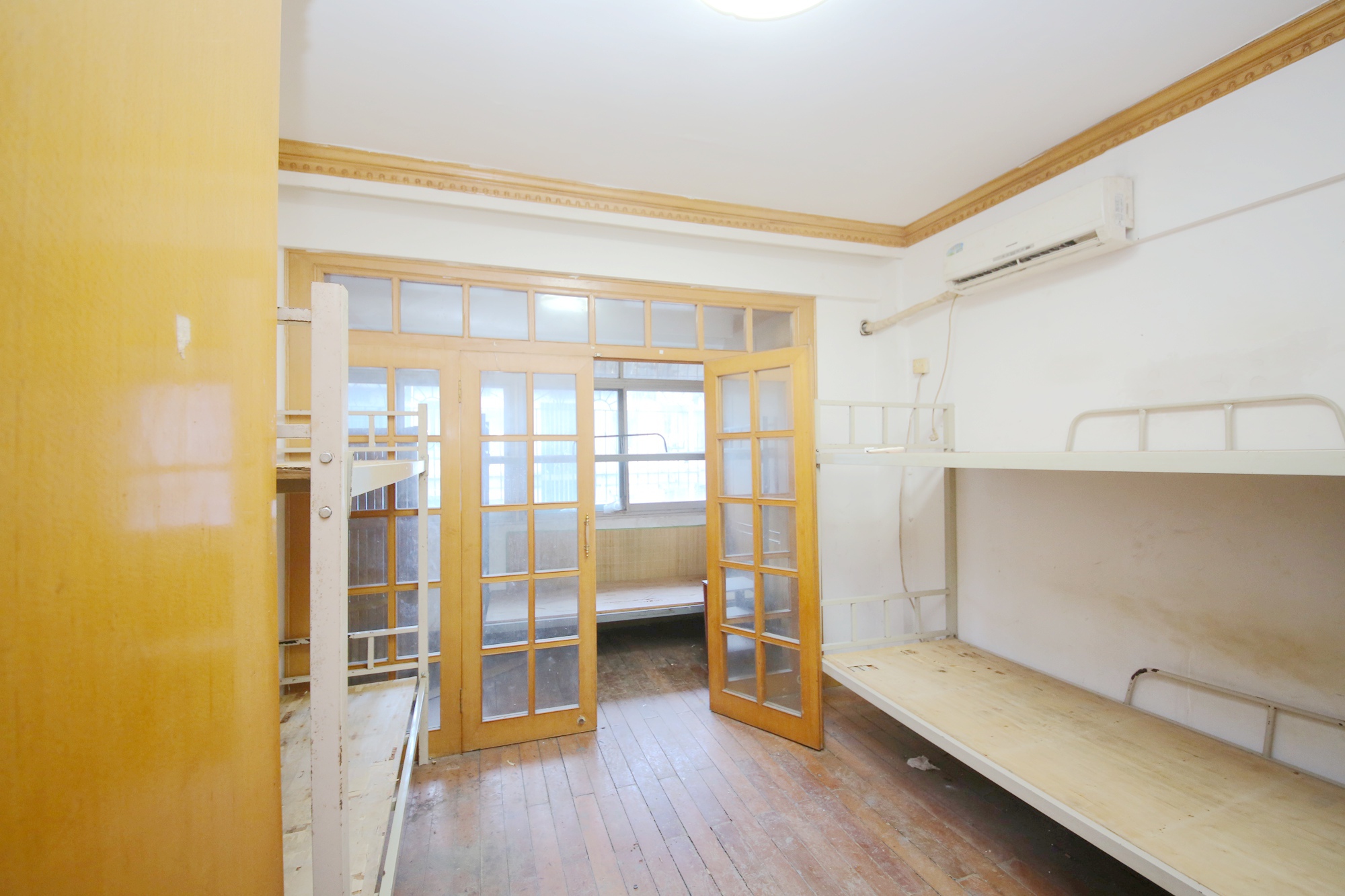 燕山街社区  3室2厅2卫   100.00万卧室