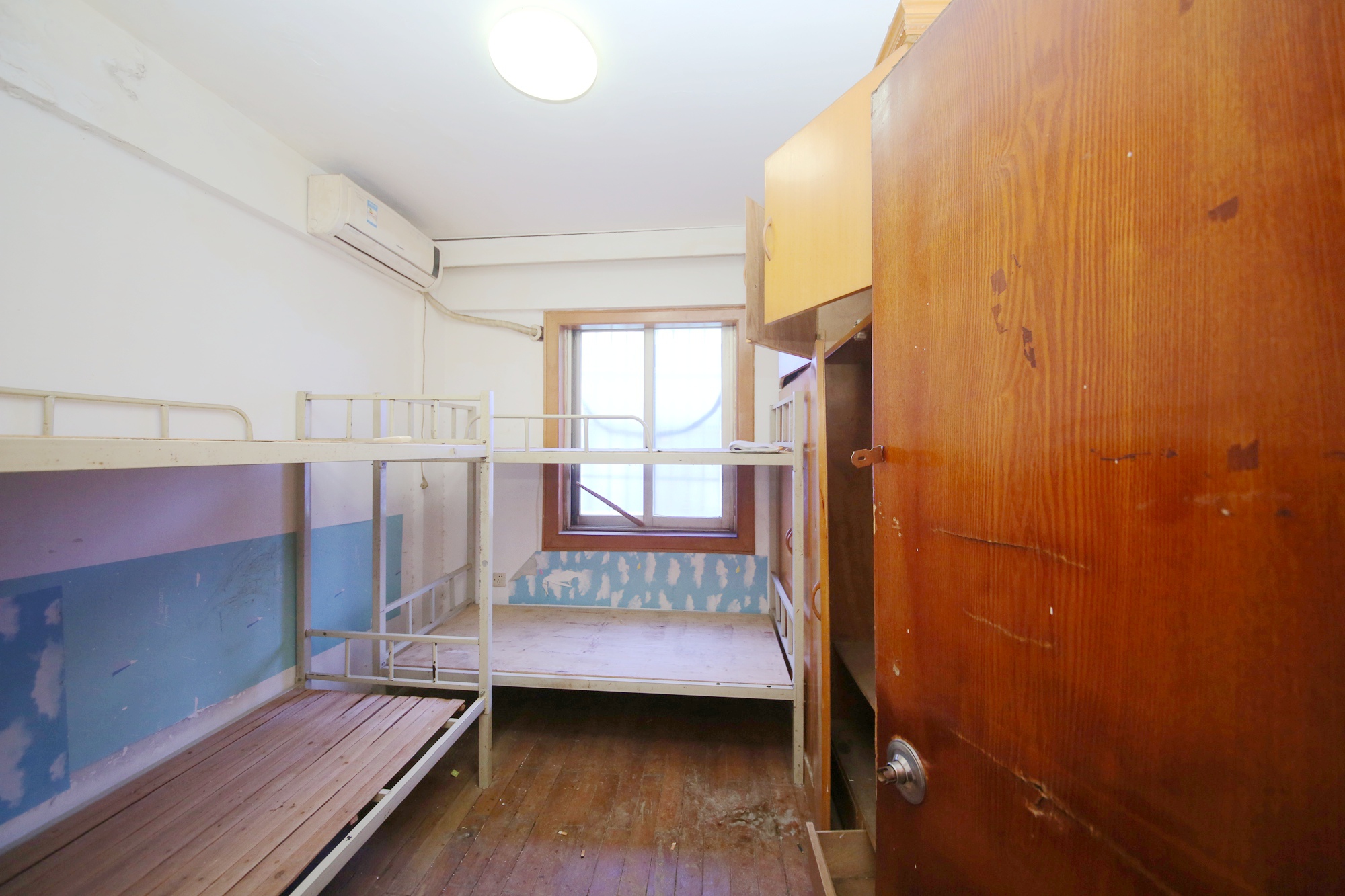 燕山街社区  3室2厅2卫   100.00万卧室