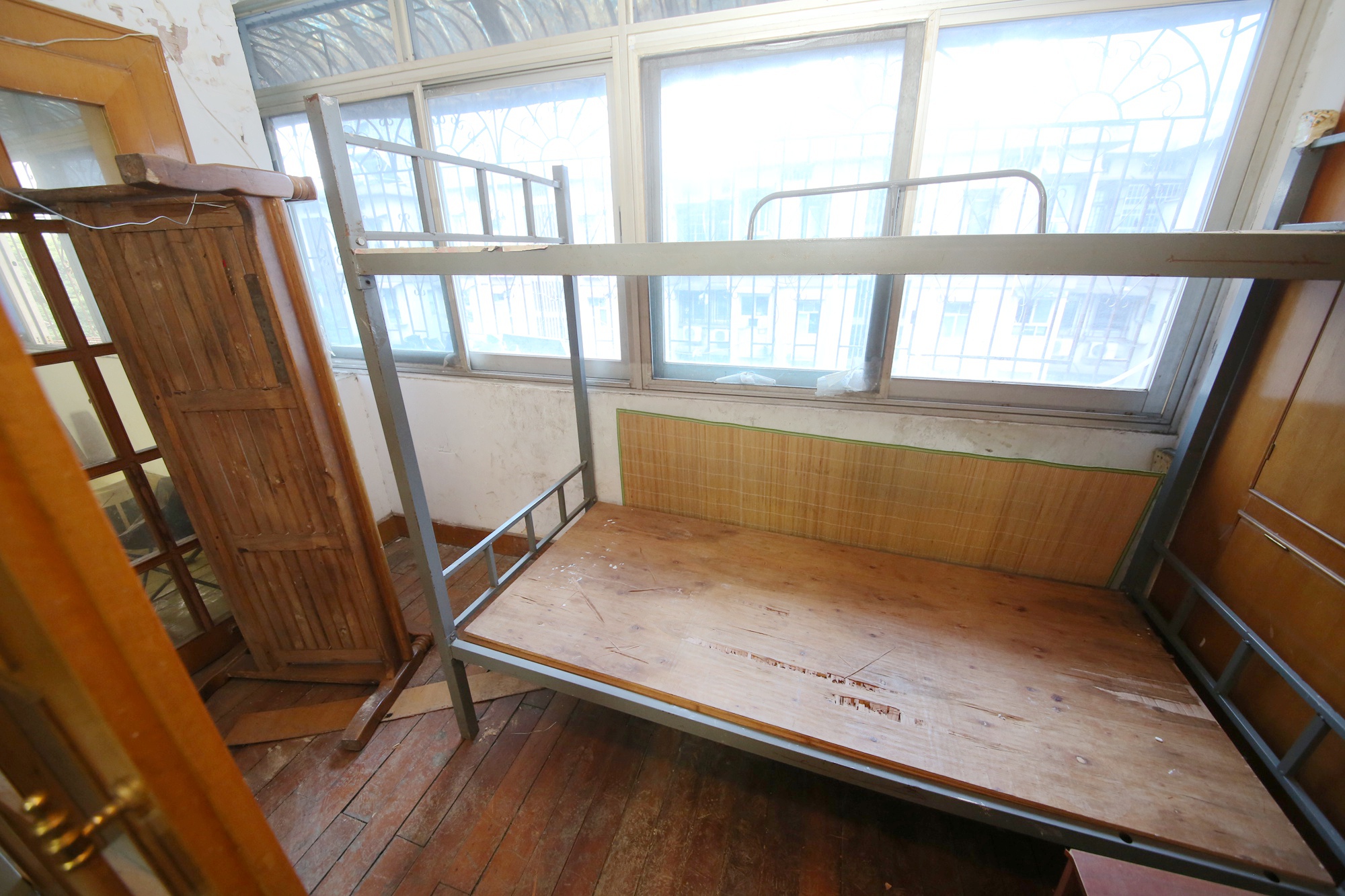 燕山街社区  3室2厅2卫   100.00万阳台