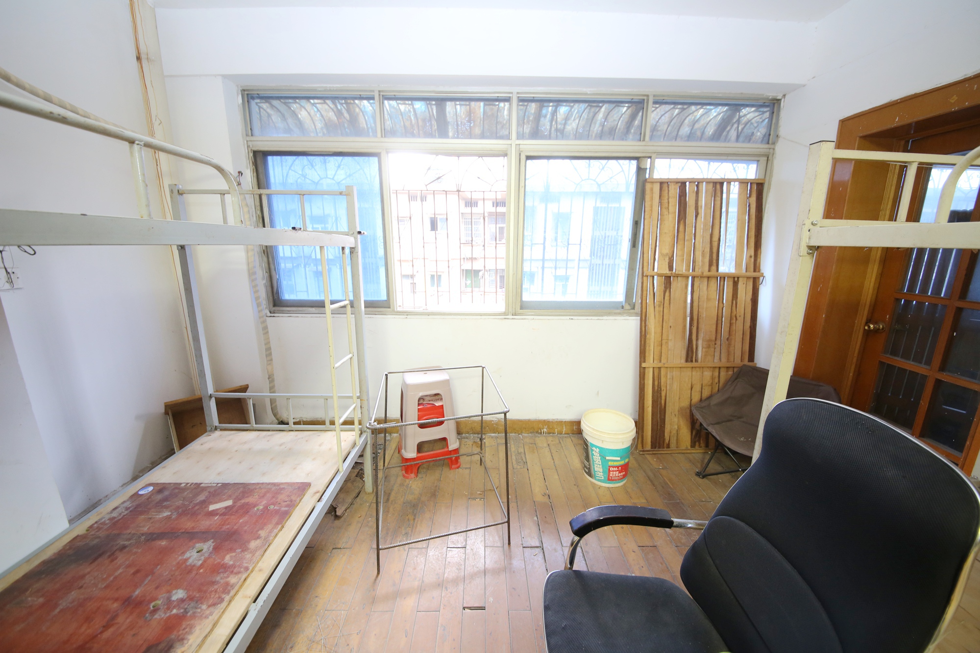 燕山街社区  3室2厅2卫   100.00万阳台
