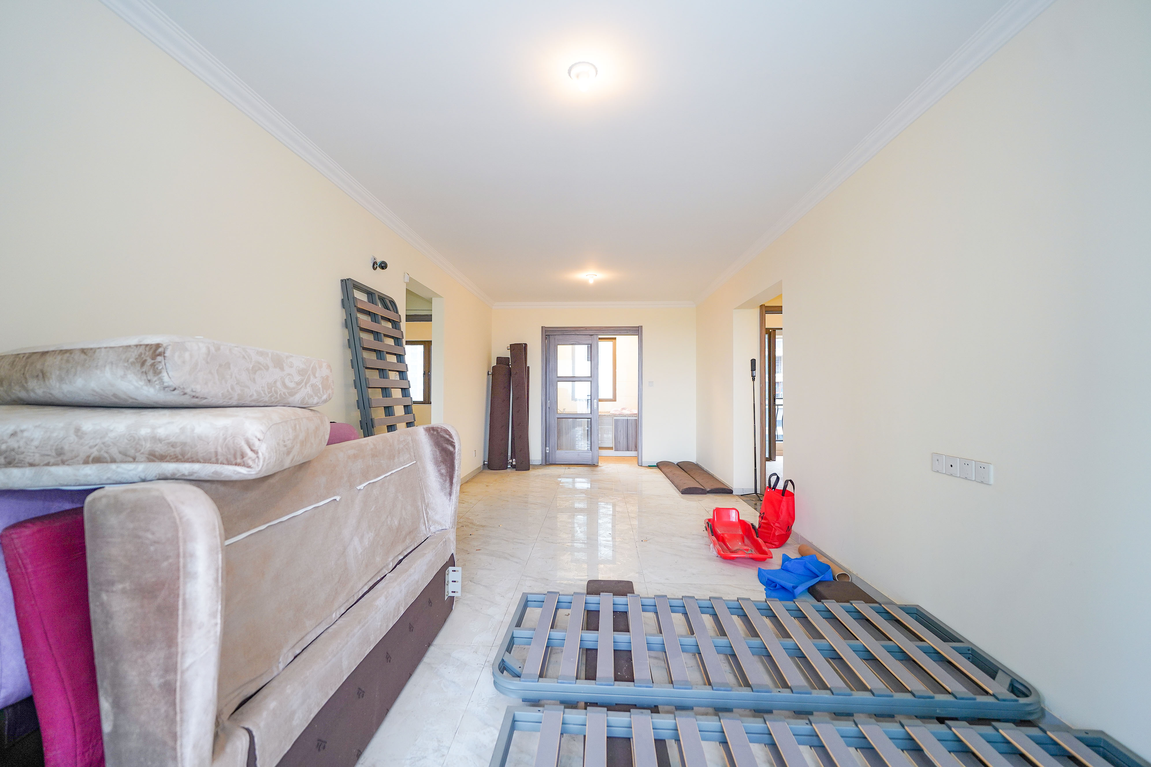 碧桂园公园壹号(凯怡茗苑) 3室2厅1卫 57.0万 碧桂园公园壹号(凯怡茗苑) 3室2厅1卫 57.0万客厅