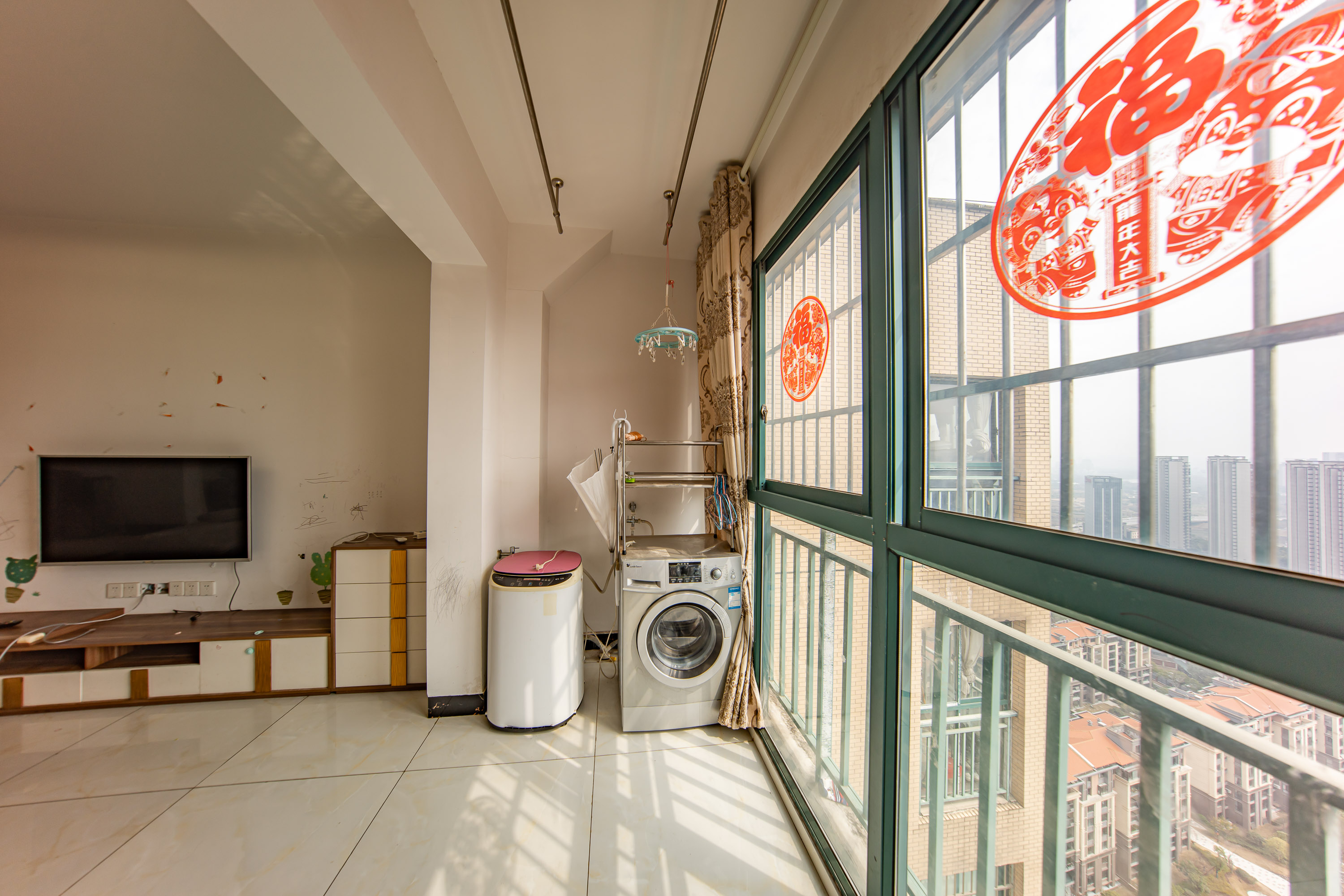 洋湖时代  3室2厅1卫   72.80万阳台