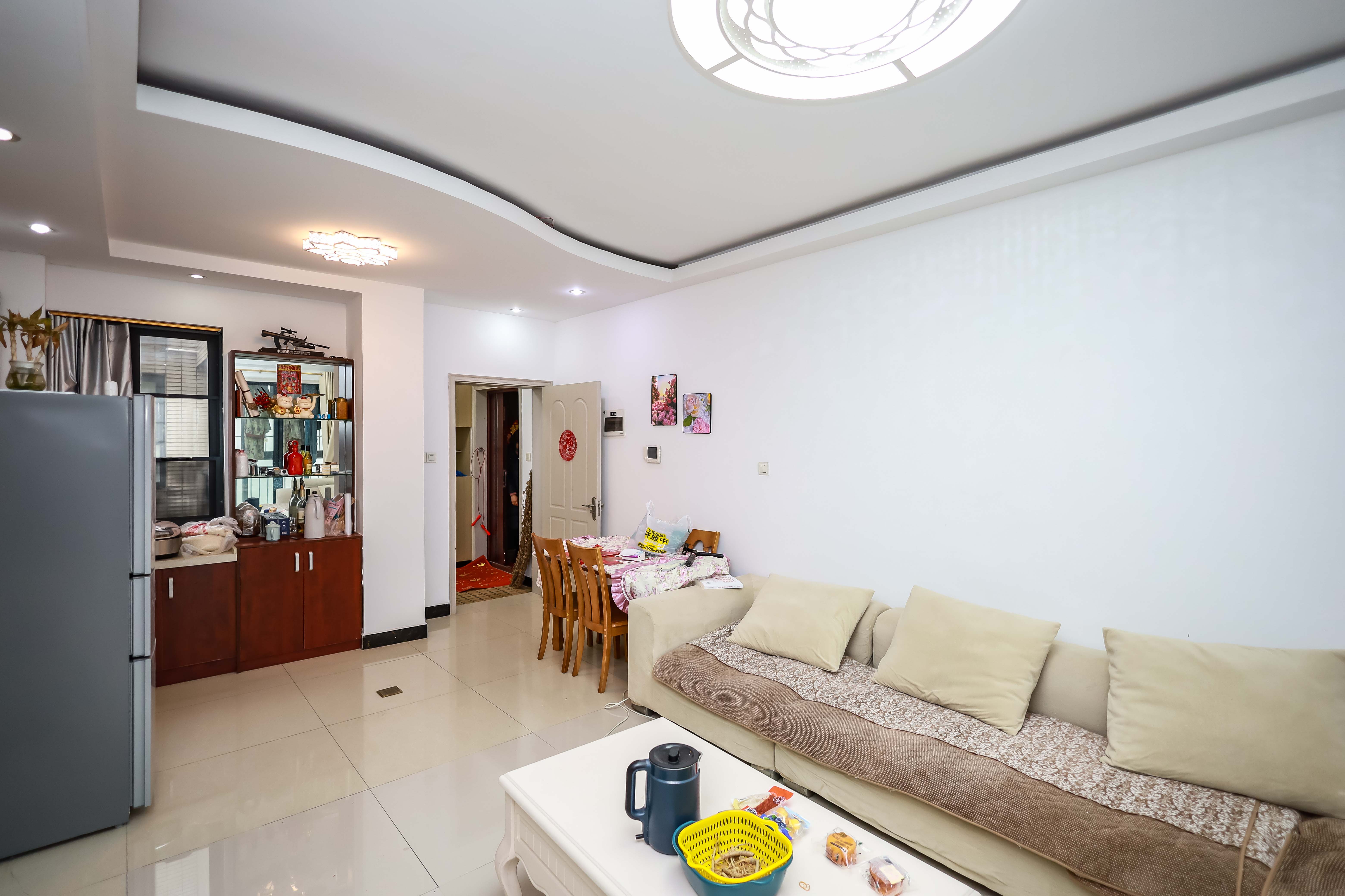 莱茵城  3室2厅2卫    60.0万客厅