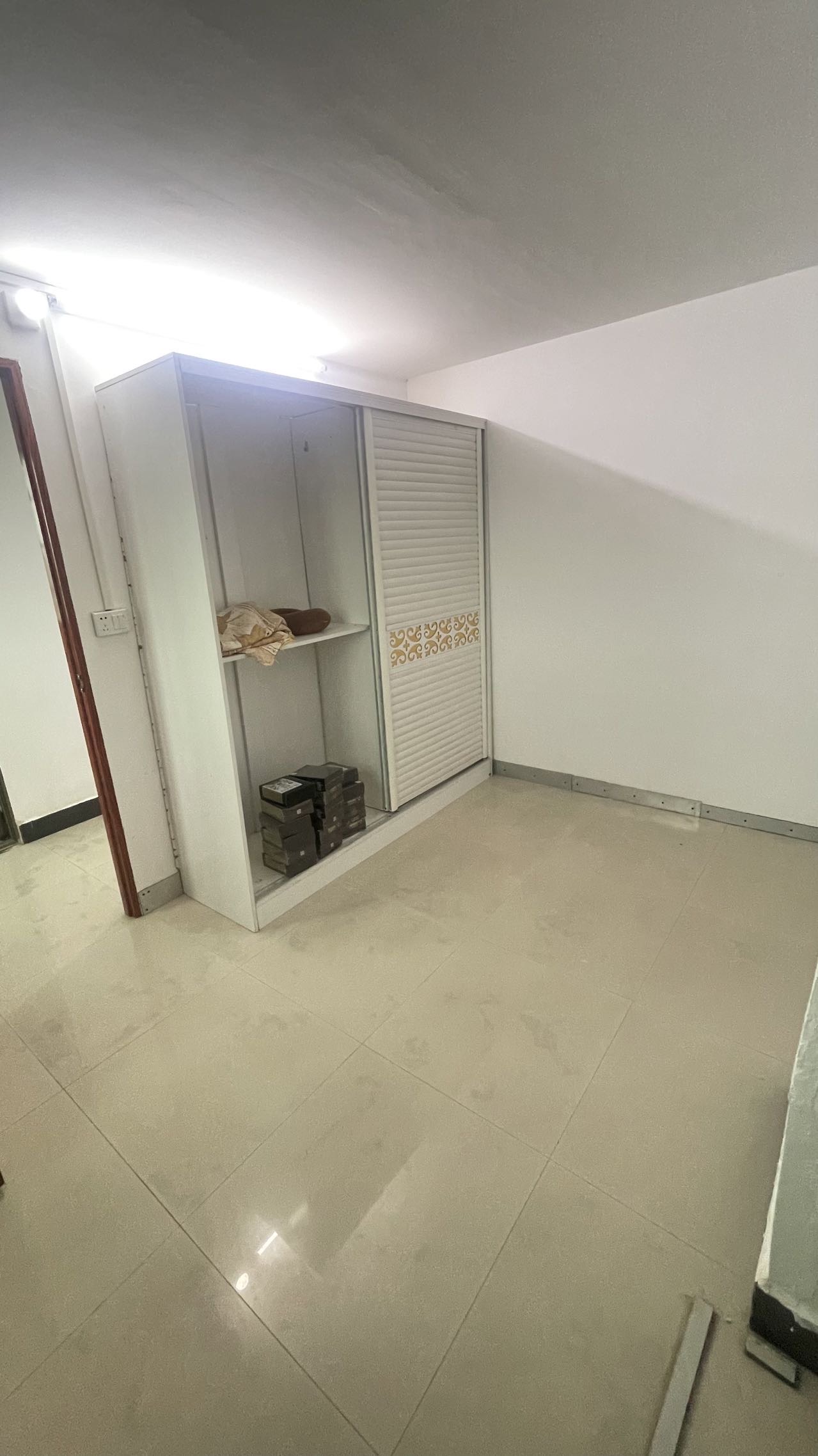 荣静大厦 3室2厅1卫 80.0万 荣静大厦 3室2厅1卫 80.0万客厅