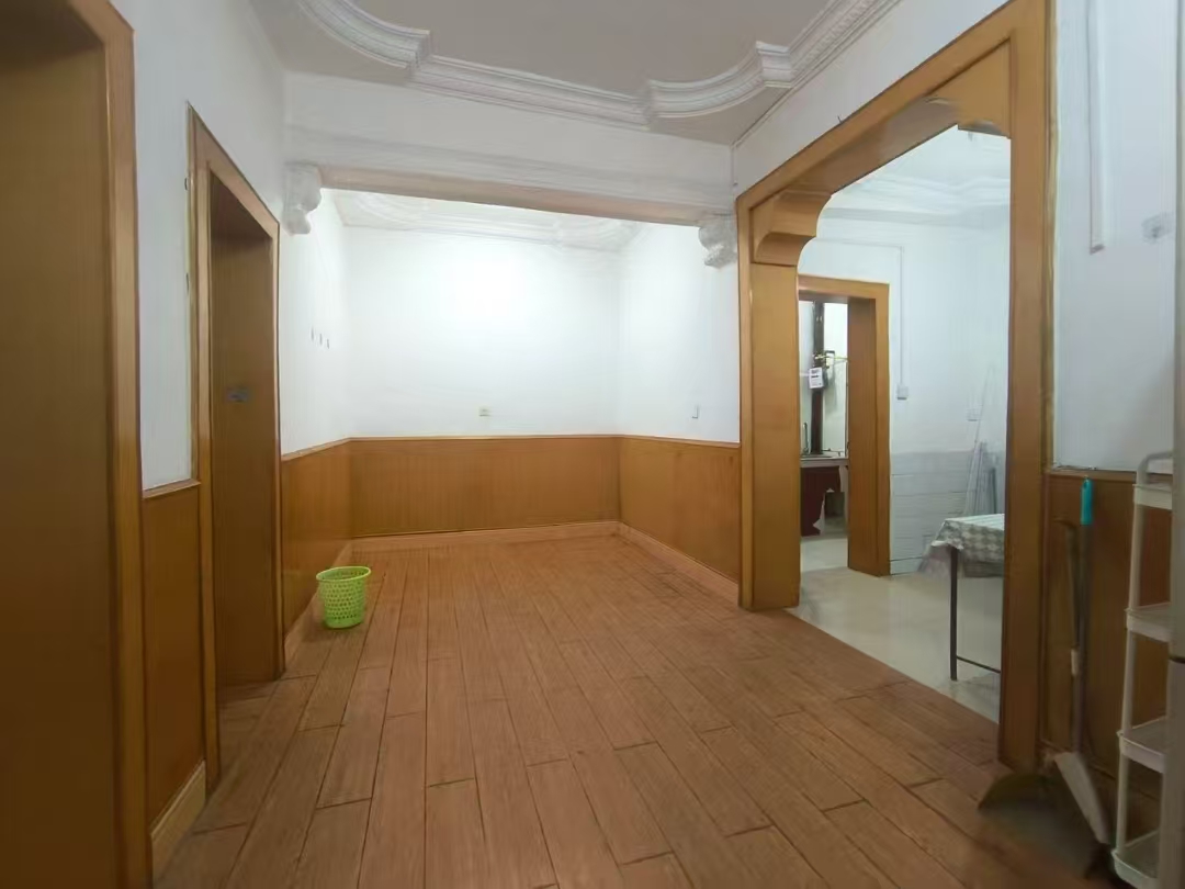 一小家属楼 2室1厅1卫 25.8万 一小家属楼 2室1厅1卫 25.8万客厅