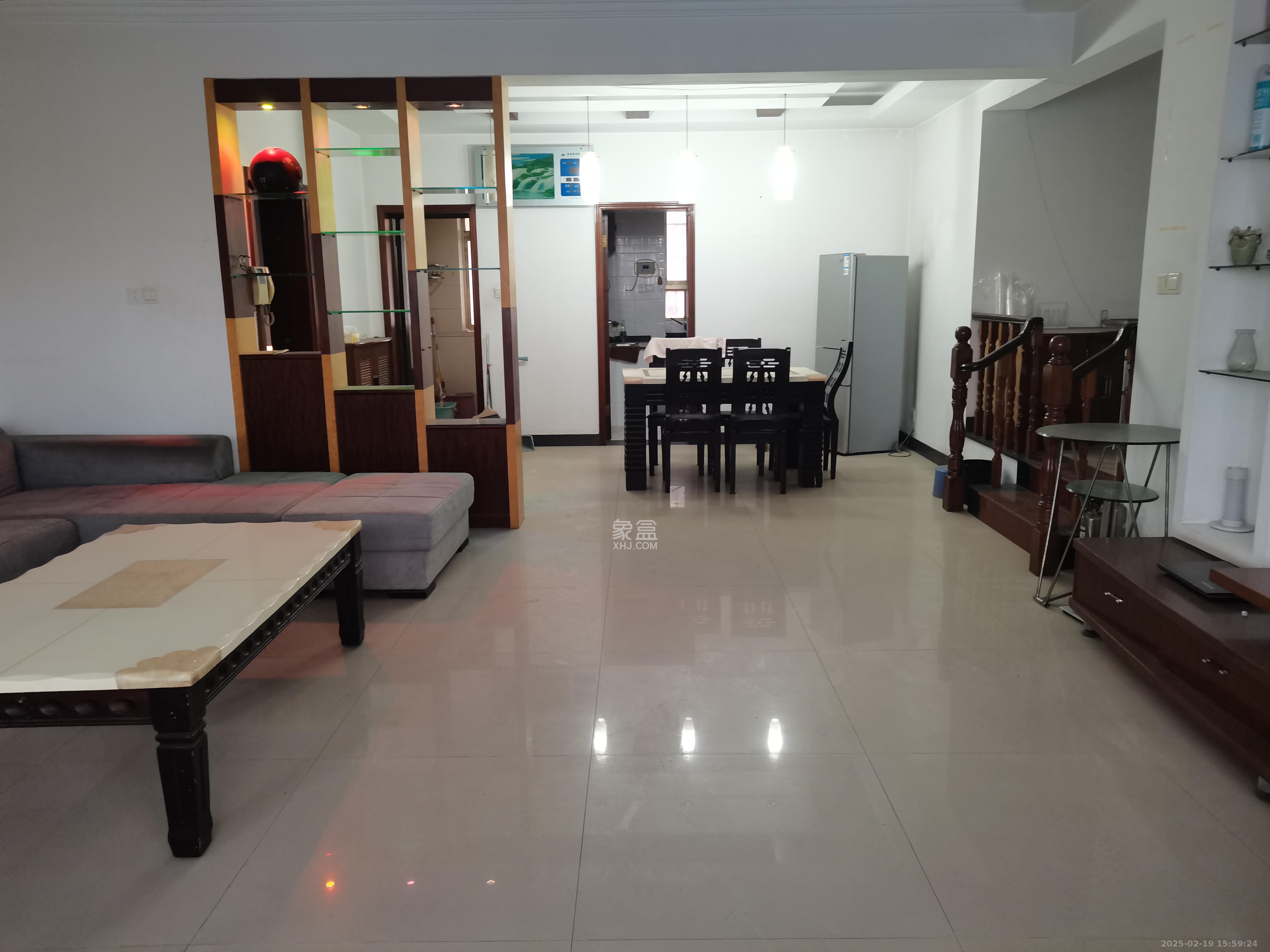 银杏家园(望城坡老虎岭天顶信用社宿舍) 4室2厅2卫 2000.0元/月 银杏家园(望城坡老虎岭天顶信用社宿舍) 4室2厅2卫 2000.0元/月室内图