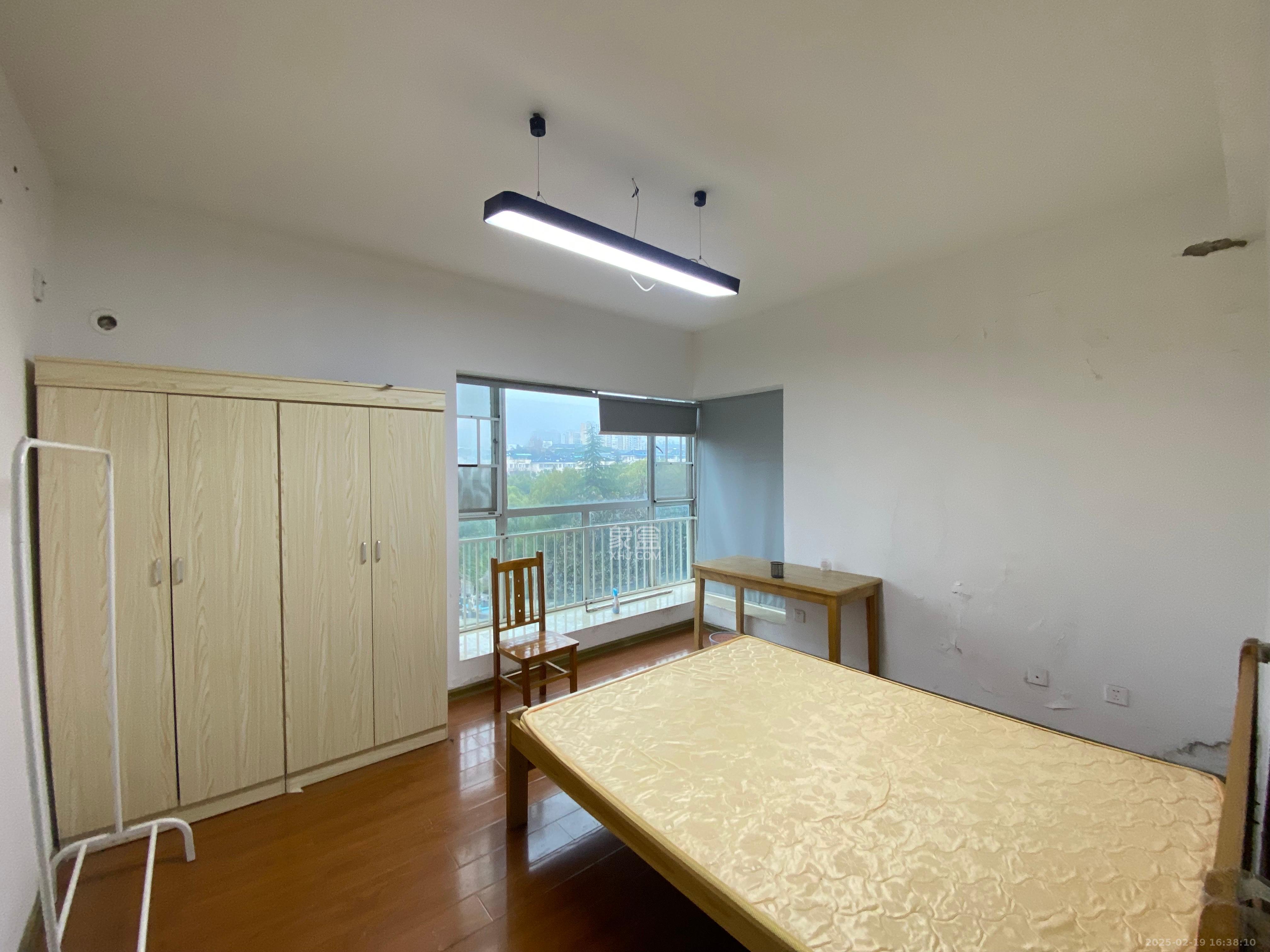 咸嘉新村嘉华苑  4室2厅1卫   2800.00元/月室内图