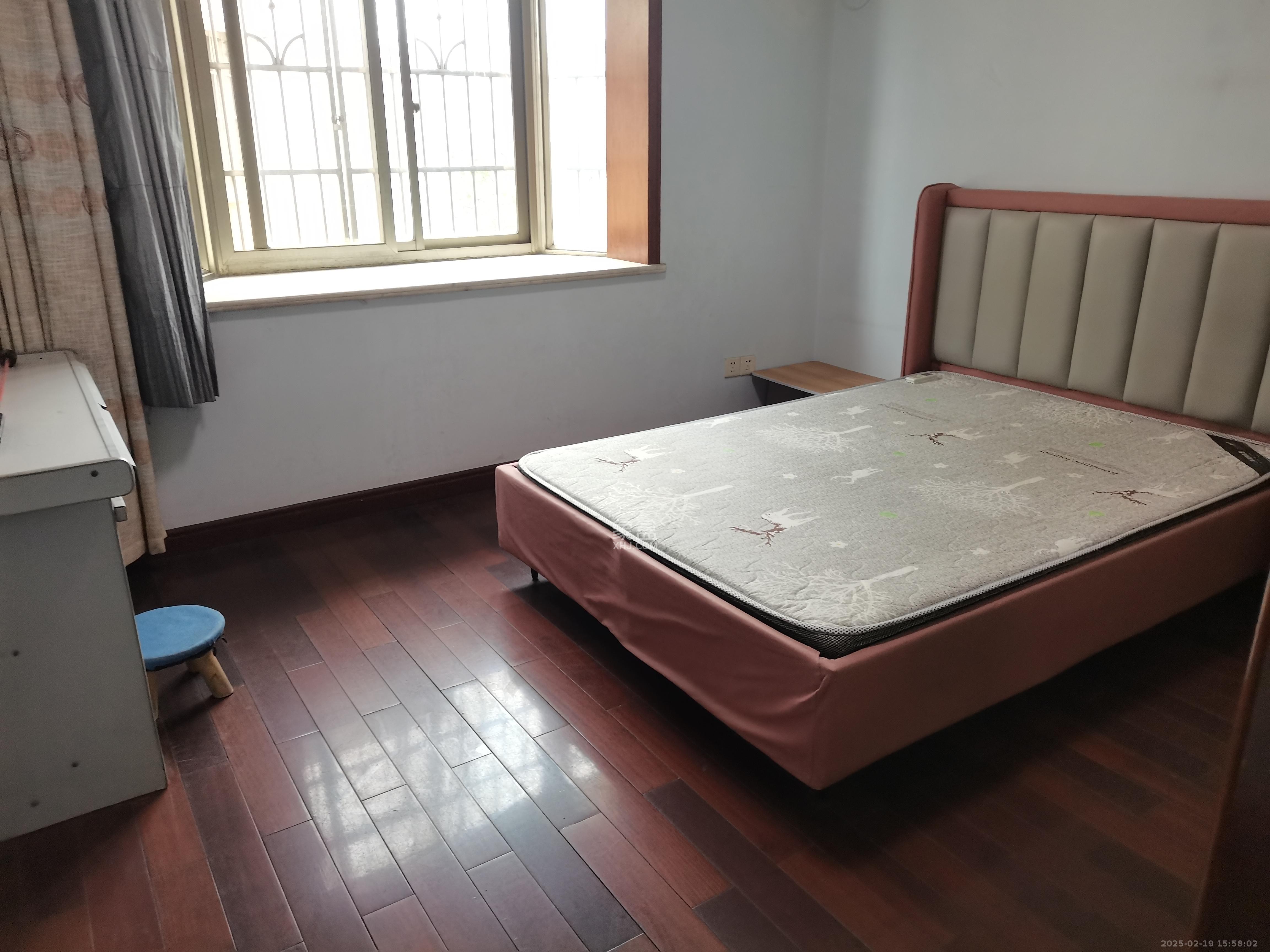 银杏家园(望城坡老虎岭天顶信用社宿舍) 4室2厅2卫 2000.0元/月 银杏家园(望城坡老虎岭天顶信用社宿舍) 4室2厅2卫 2000.0元/月室内图