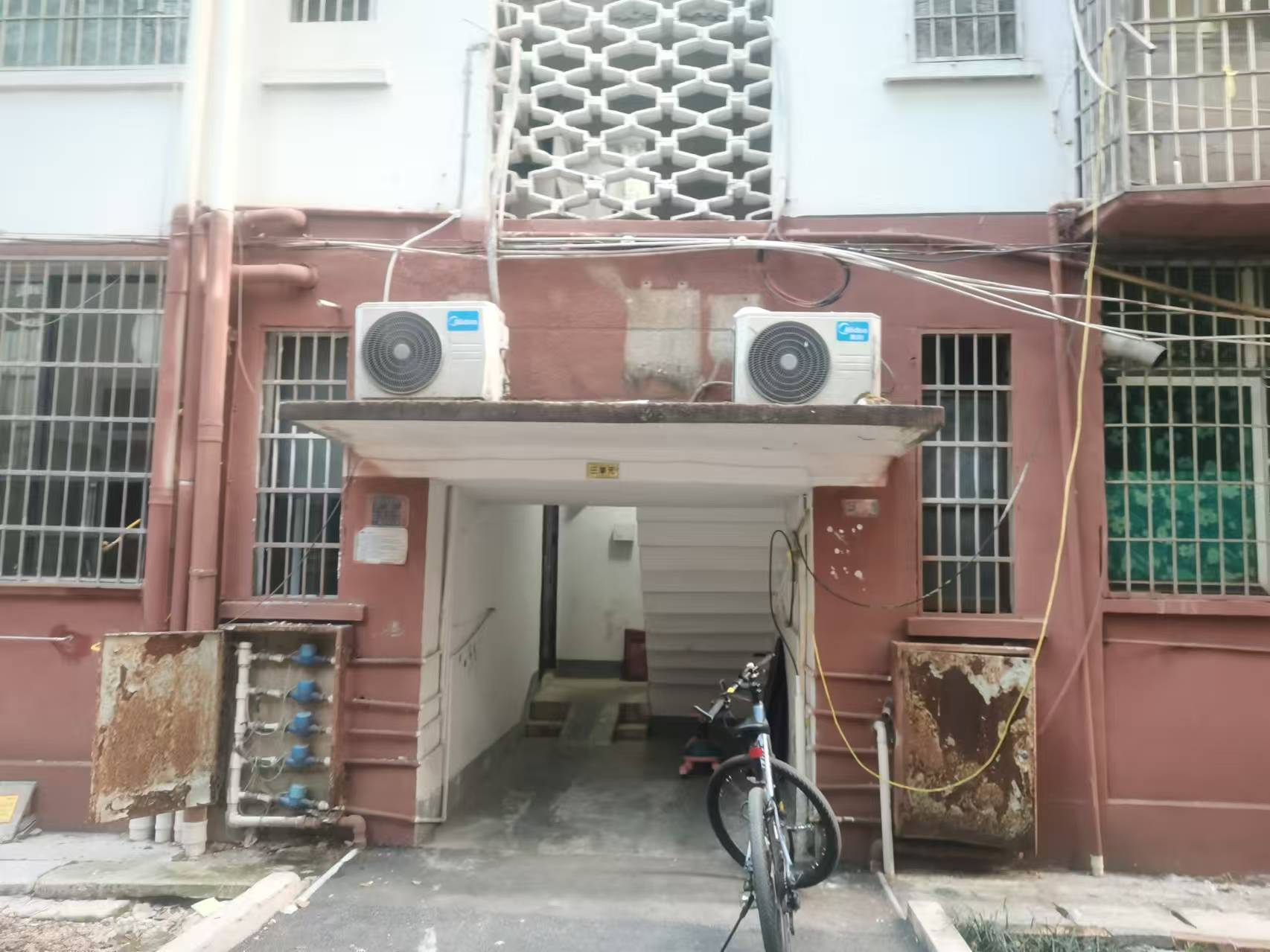 五义苑(人文师范学院家属楼内)  2室1厅1卫    30.8万 五义苑(人文师范学院家属楼内)  2室1厅1卫    30.8万客厅