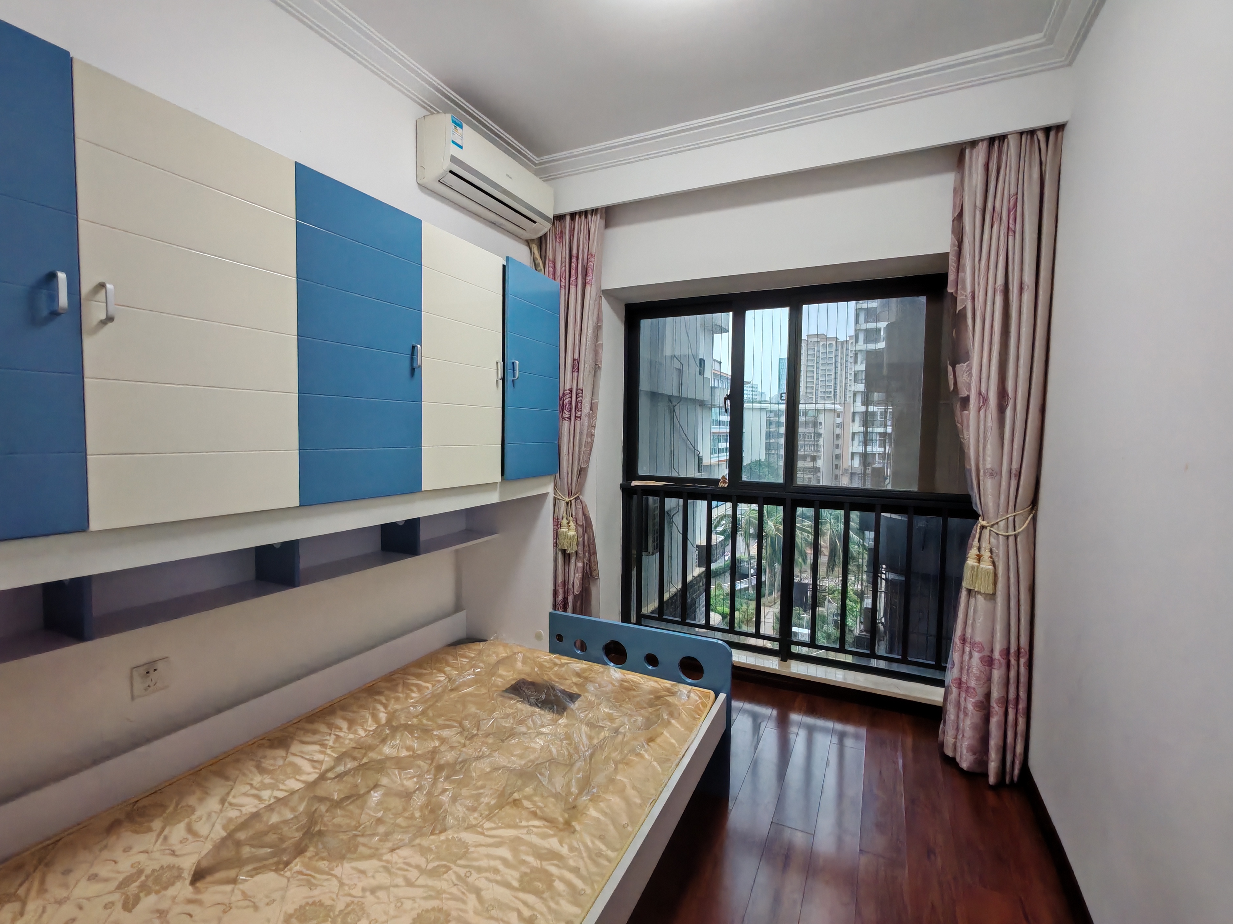 椰岛广场  2室1厅1卫    156.0万 椰岛广场  2室1厅1卫    156.0万客厅