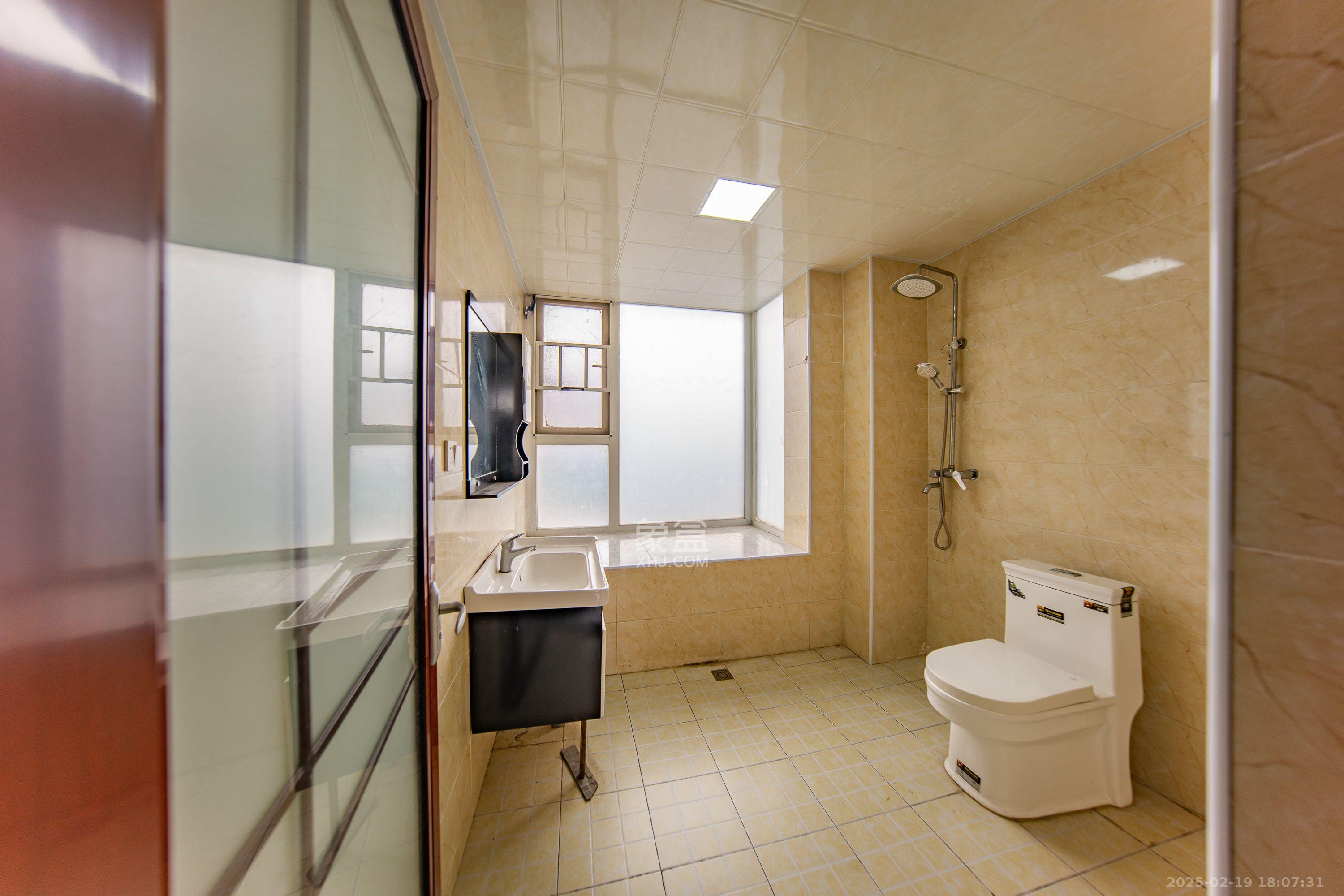 金鼎公园尚  3室2厅2卫    2200.0元/月 金鼎公园尚  3室2厅2卫    2200.0元/月室内图