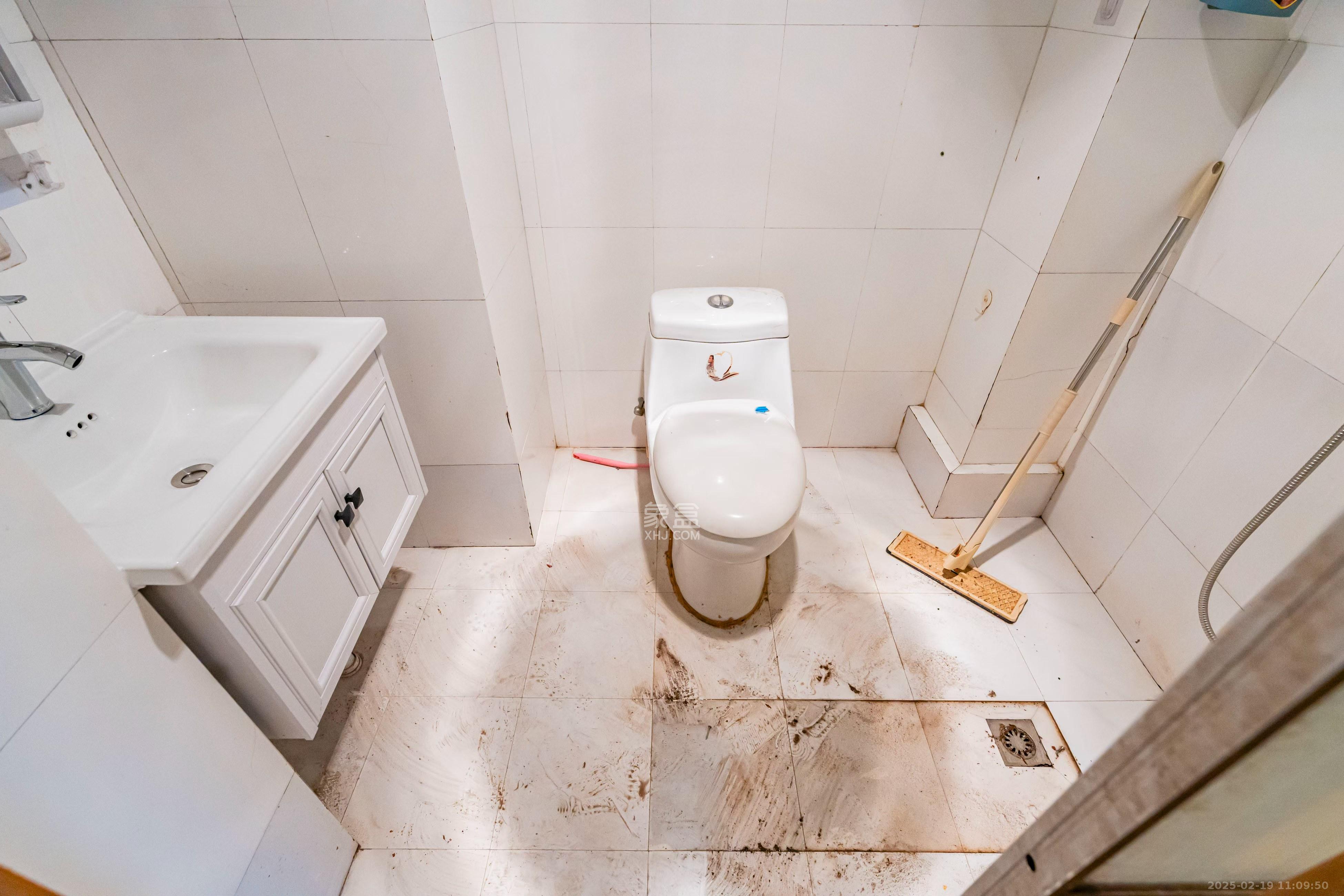 伍家岭生活广场  1室1厅1卫    1400.0元/月 伍家岭生活广场  1室1厅1卫    1400.0元/月室内图