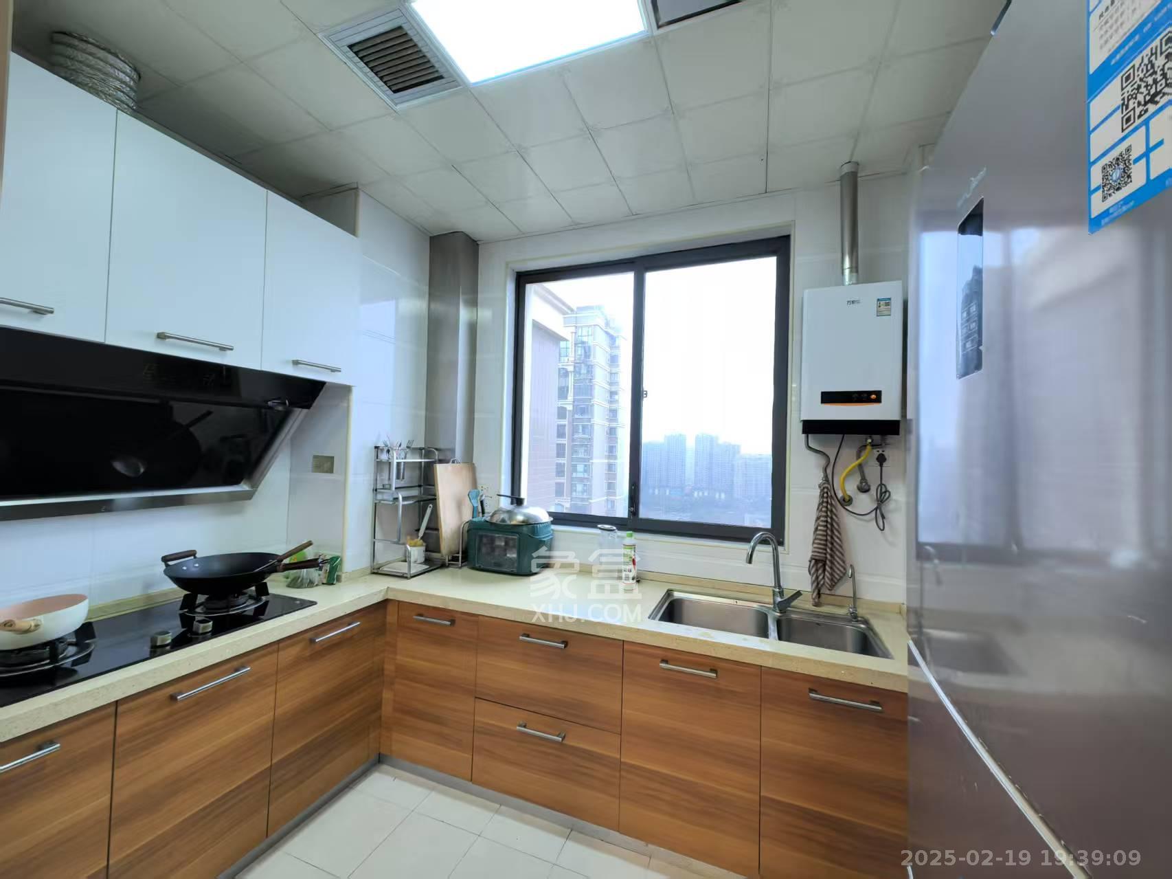 东方名苑臻锦园 3室2厅2卫 2800.0元/月 东方名苑臻锦园 3室2厅2卫 2800.0元/月室内图