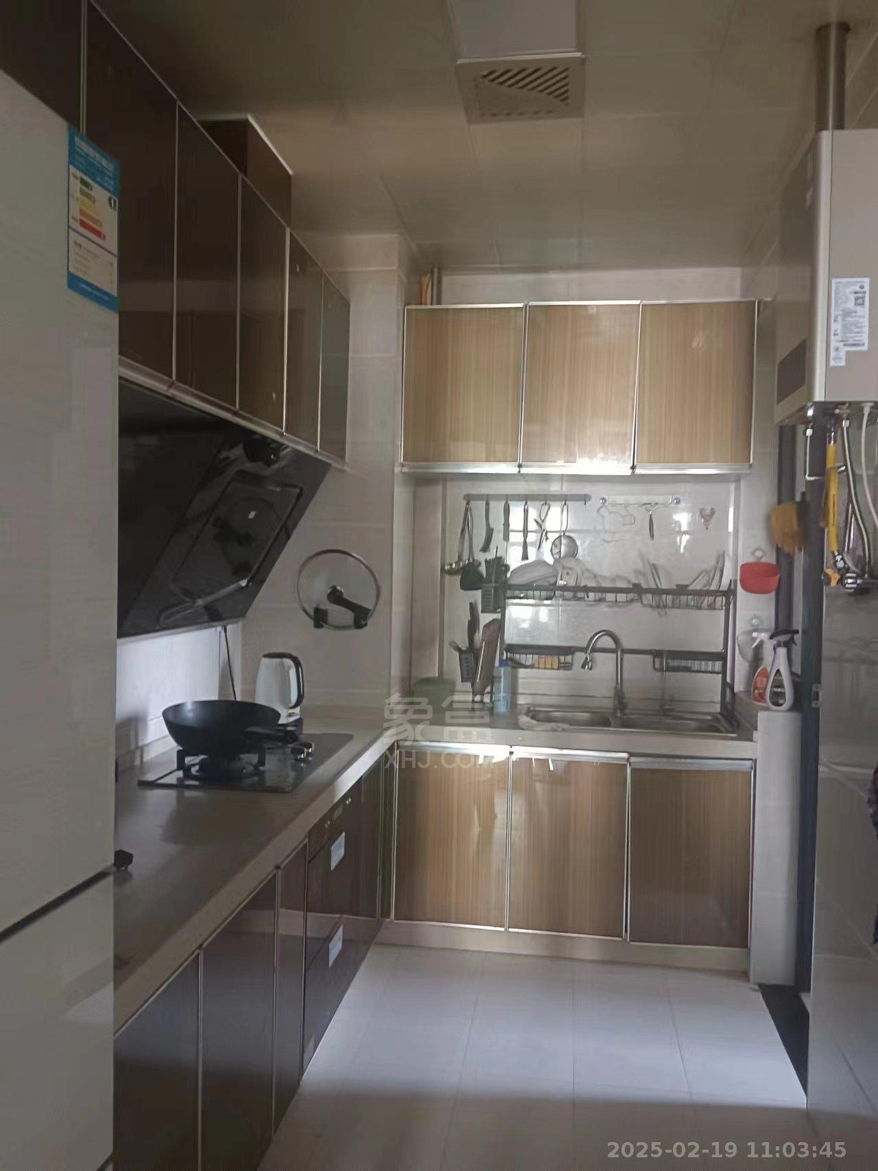 美的城一期  3室2厅2卫   2300.00元/月室内图