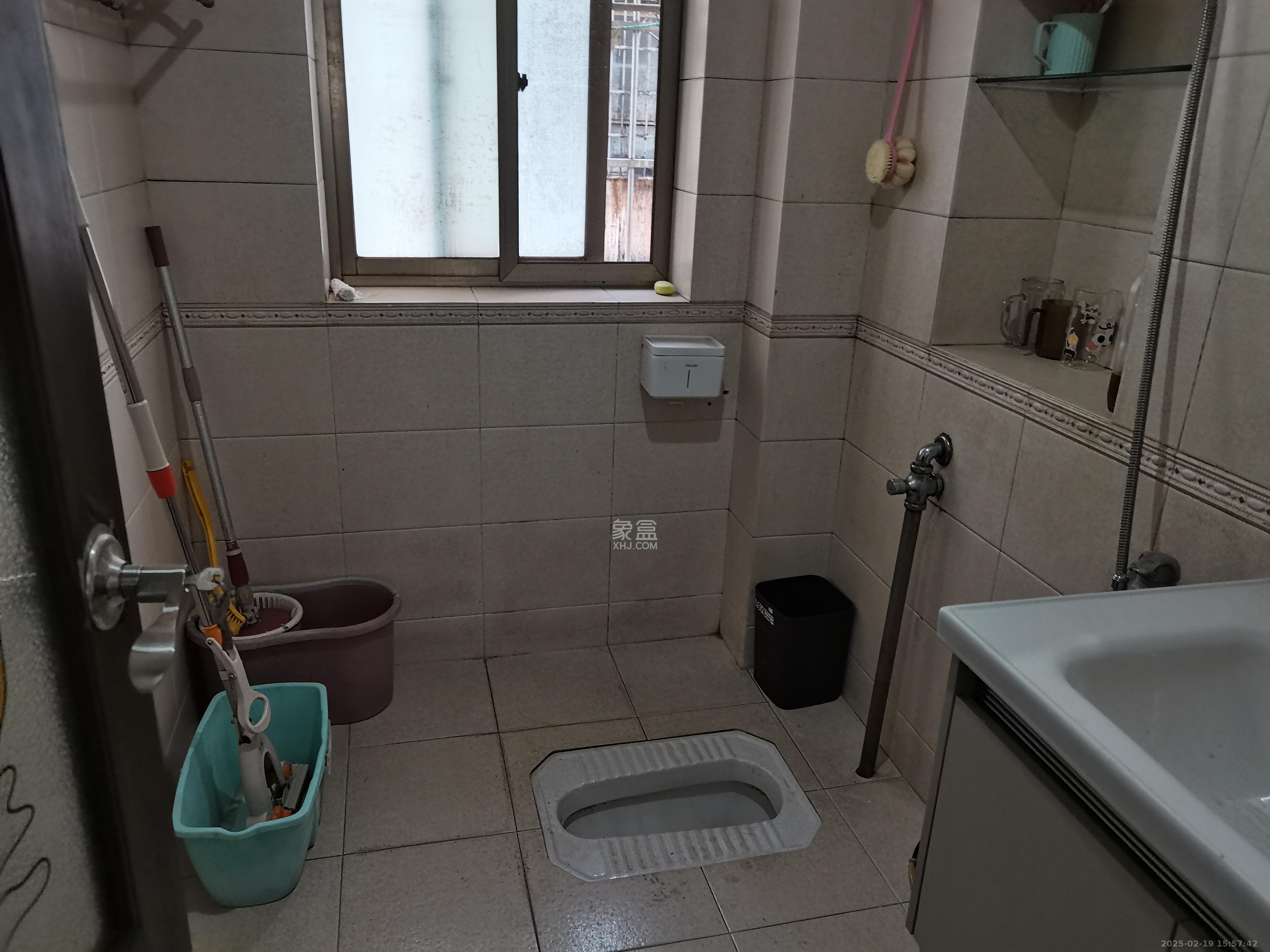 银杏家园(望城坡老虎岭天顶信用社宿舍) 4室2厅2卫 2000.0元/月 银杏家园(望城坡老虎岭天顶信用社宿舍) 4室2厅2卫 2000.0元/月室内图