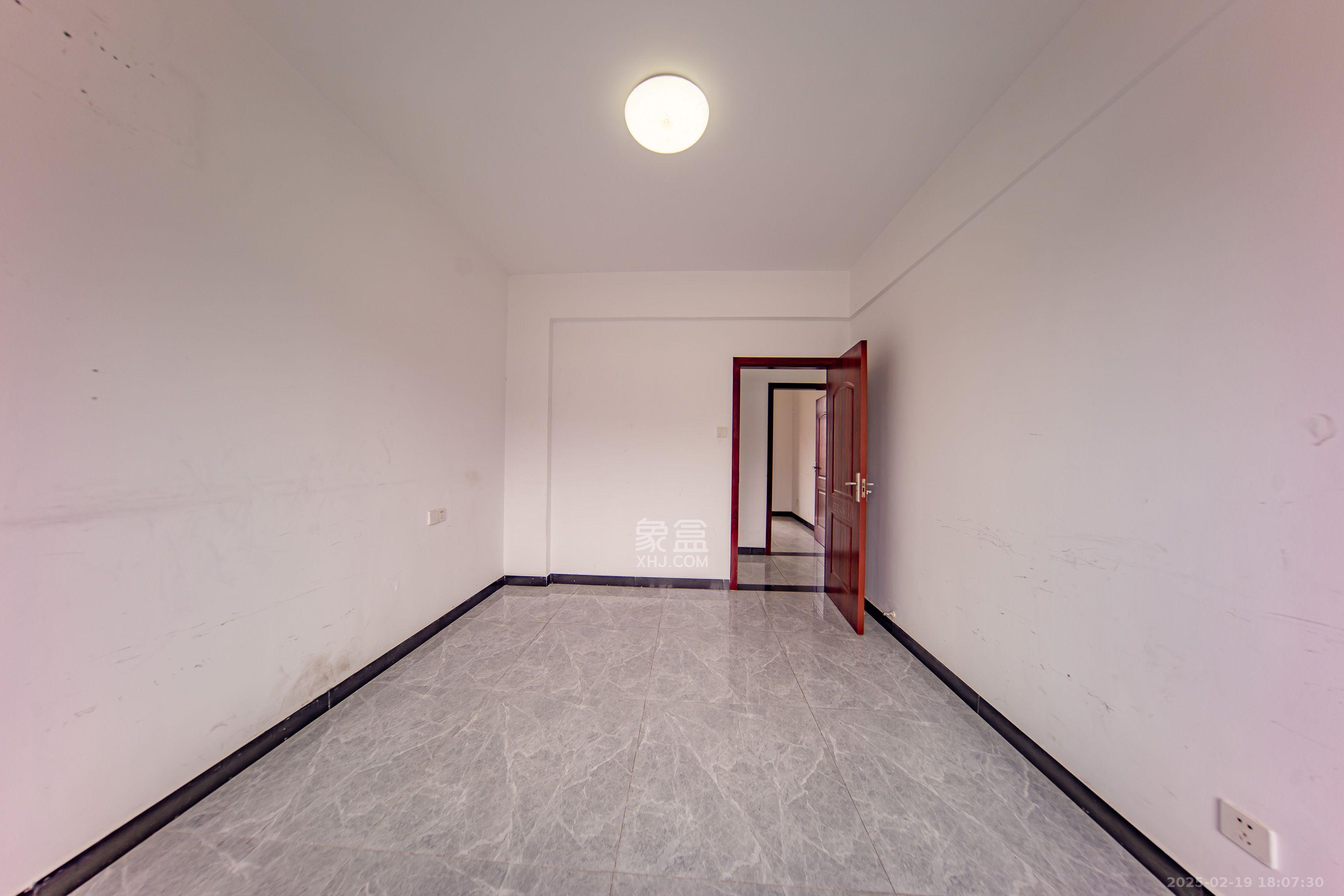 金鼎公园尚  3室2厅2卫    2200.0元/月 金鼎公园尚  3室2厅2卫    2200.0元/月室内图