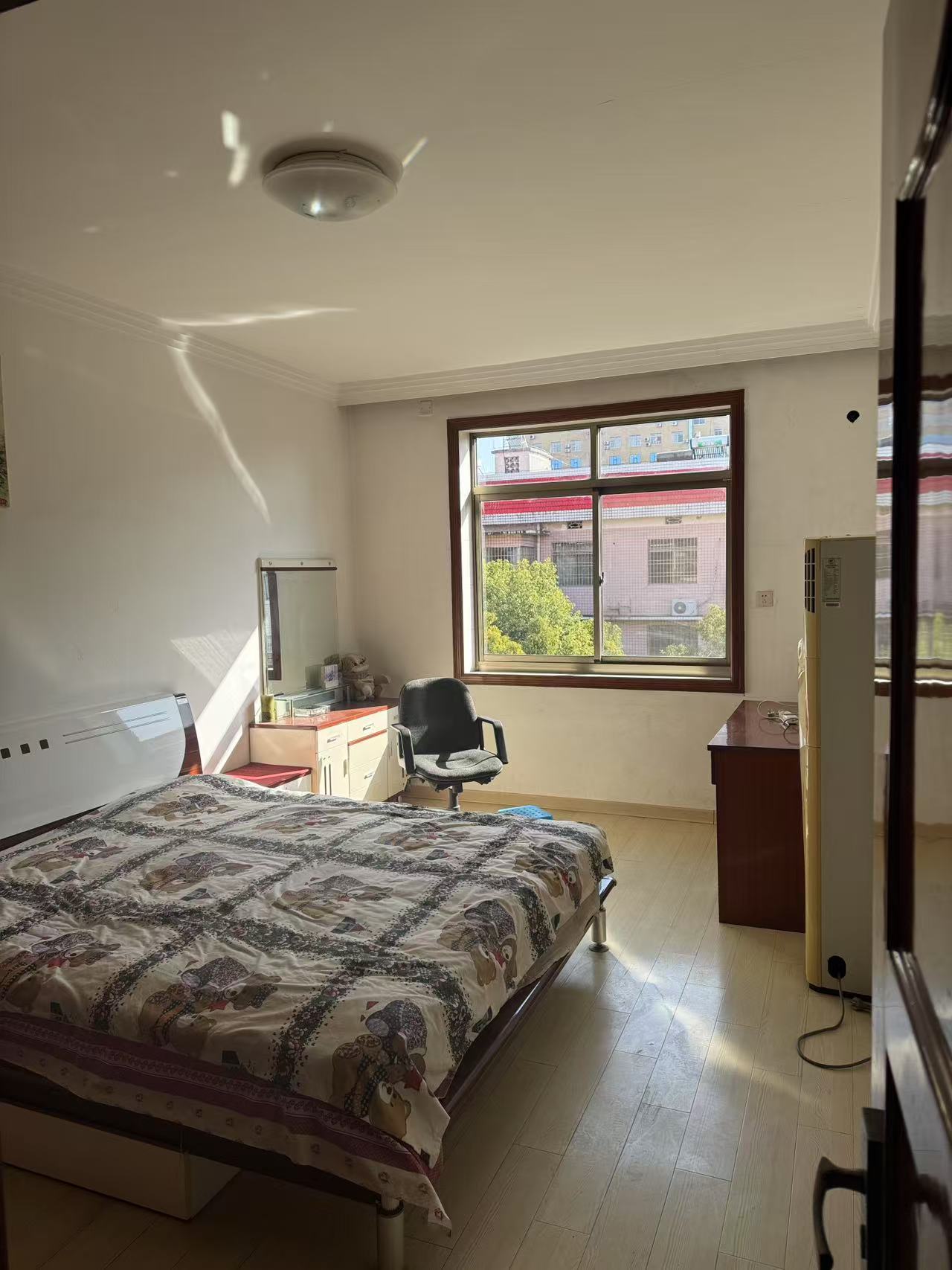 石化苑小区 4室2厅2卫 45.8万 石化苑小区 4室2厅2卫 45.8万客厅