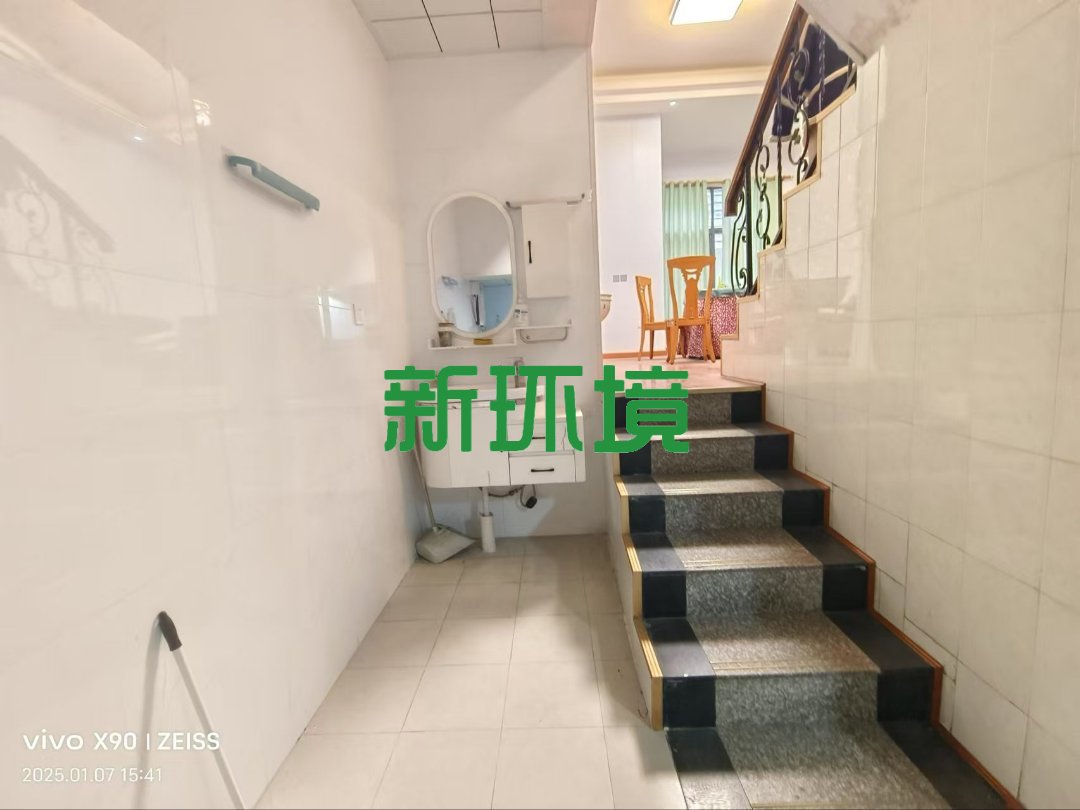 广茂园一期  4室2厅3卫   89.80万客厅