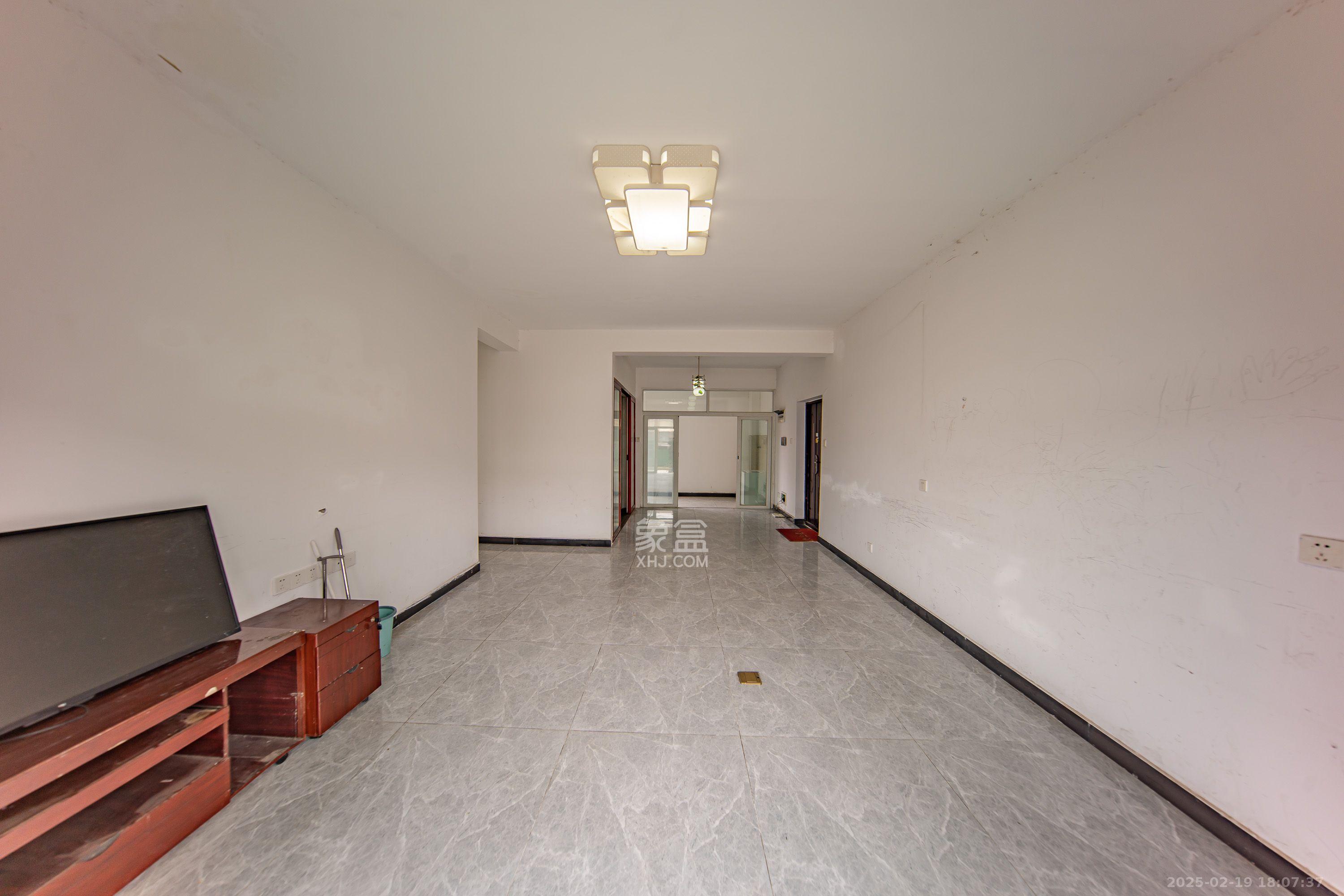 金鼎公园尚  3室2厅2卫    2200.0元/月 金鼎公园尚  3室2厅2卫    2200.0元/月室内图