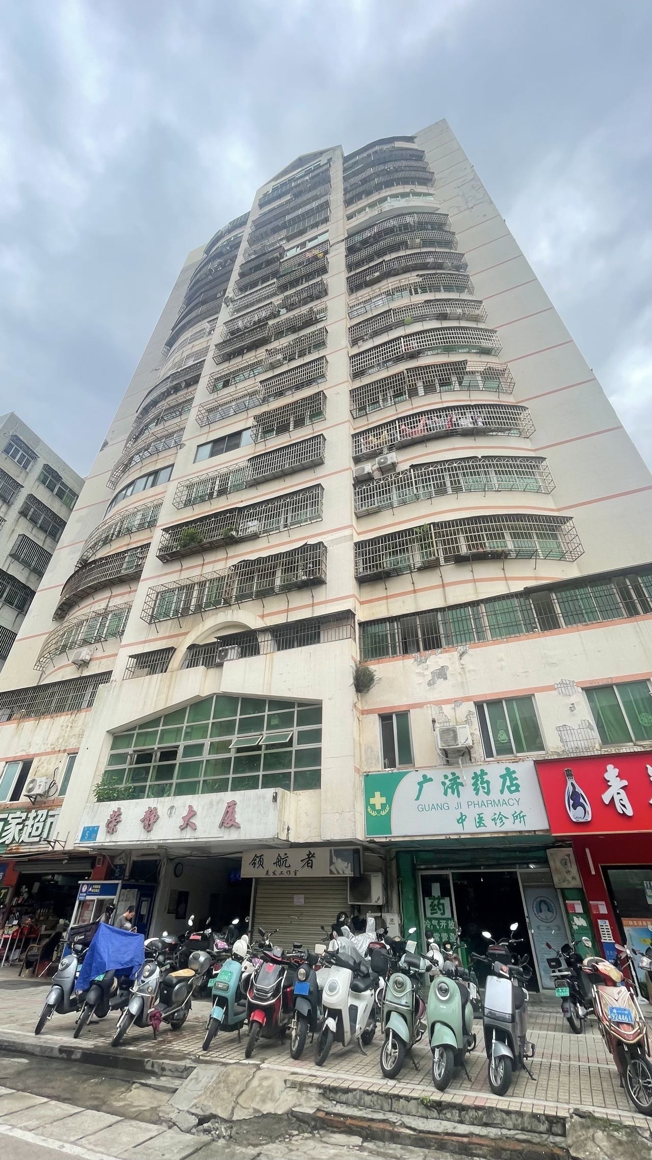 荣静大厦 3室2厅1卫 80.0万 荣静大厦 3室2厅1卫 80.0万客厅