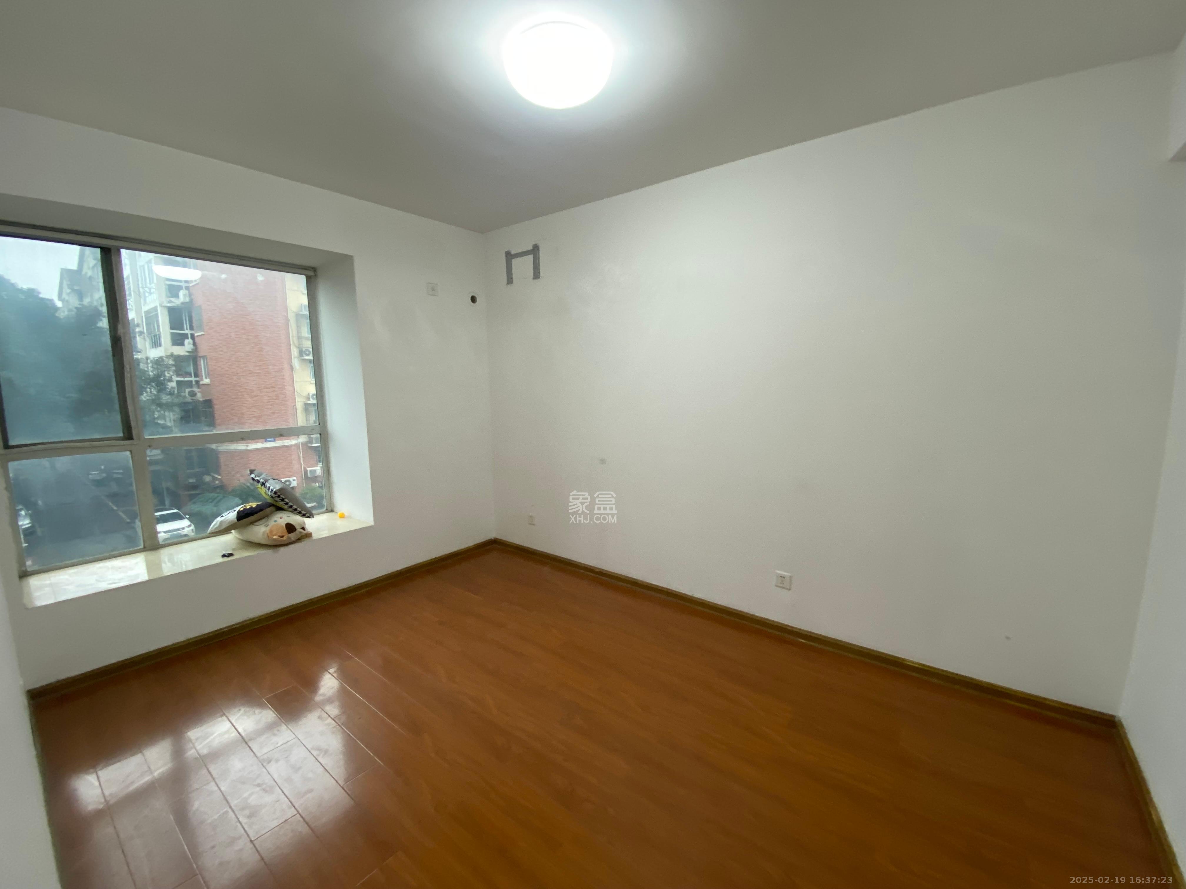 咸嘉新村嘉华苑 4室2厅1卫 2800.0元/月 咸嘉新村嘉华苑 4室2厅1卫 2800.0元/月室内图