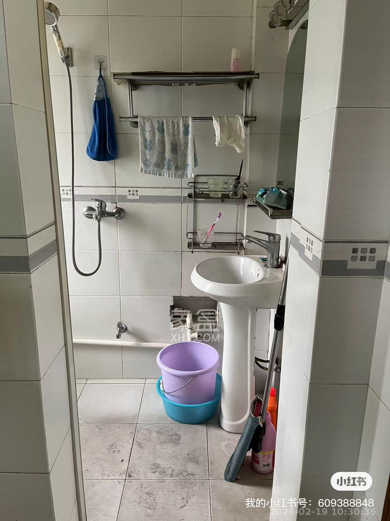 桔园小区1-8片 1室2厅1卫 1800.0元/月 桔园小区1-8片 1室2厅1卫 1800.0元/月室内图