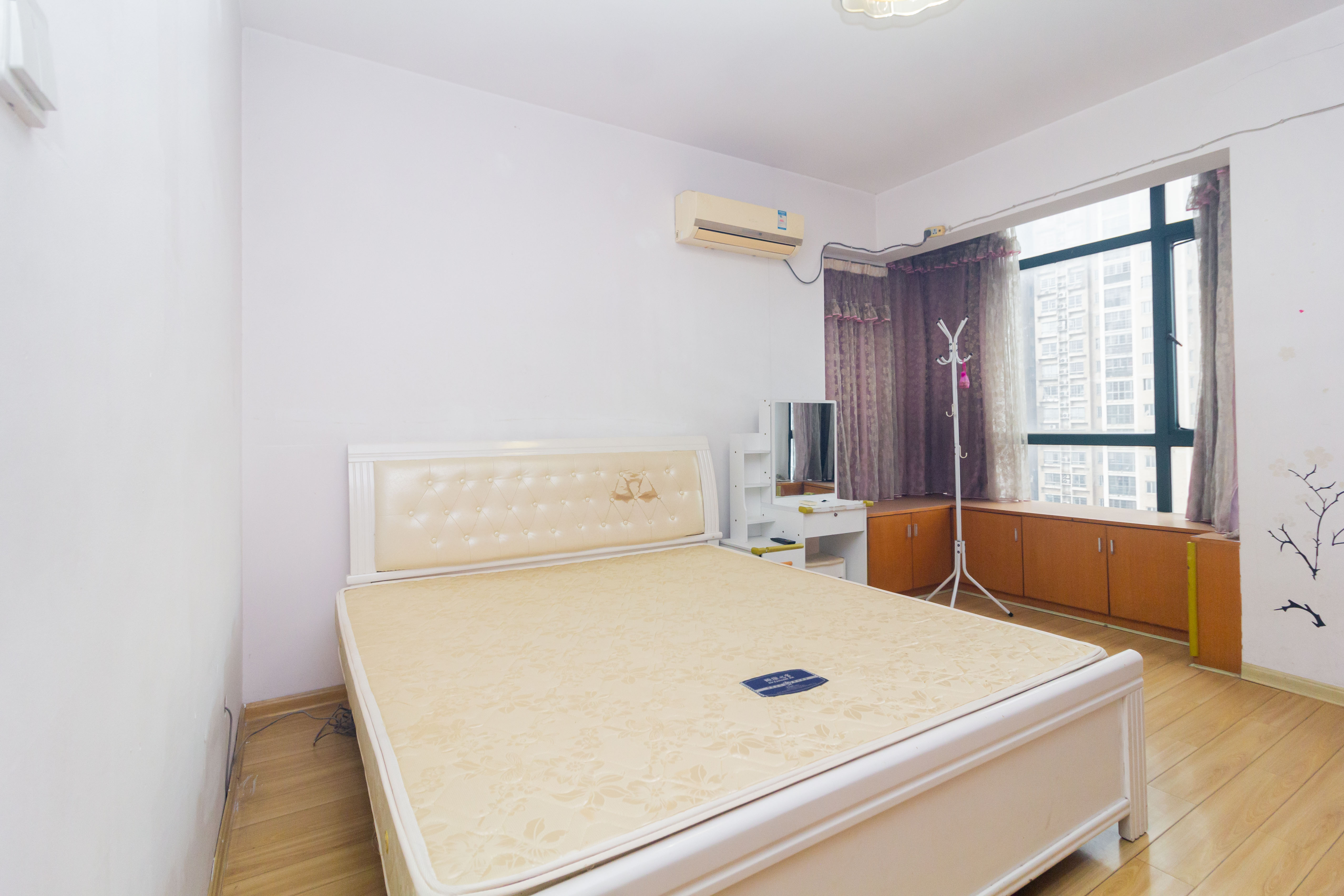 华天LOHO小镇  3室2厅2卫    60.0万 华天LOHO小镇  3室2厅2卫    60.0万卧室