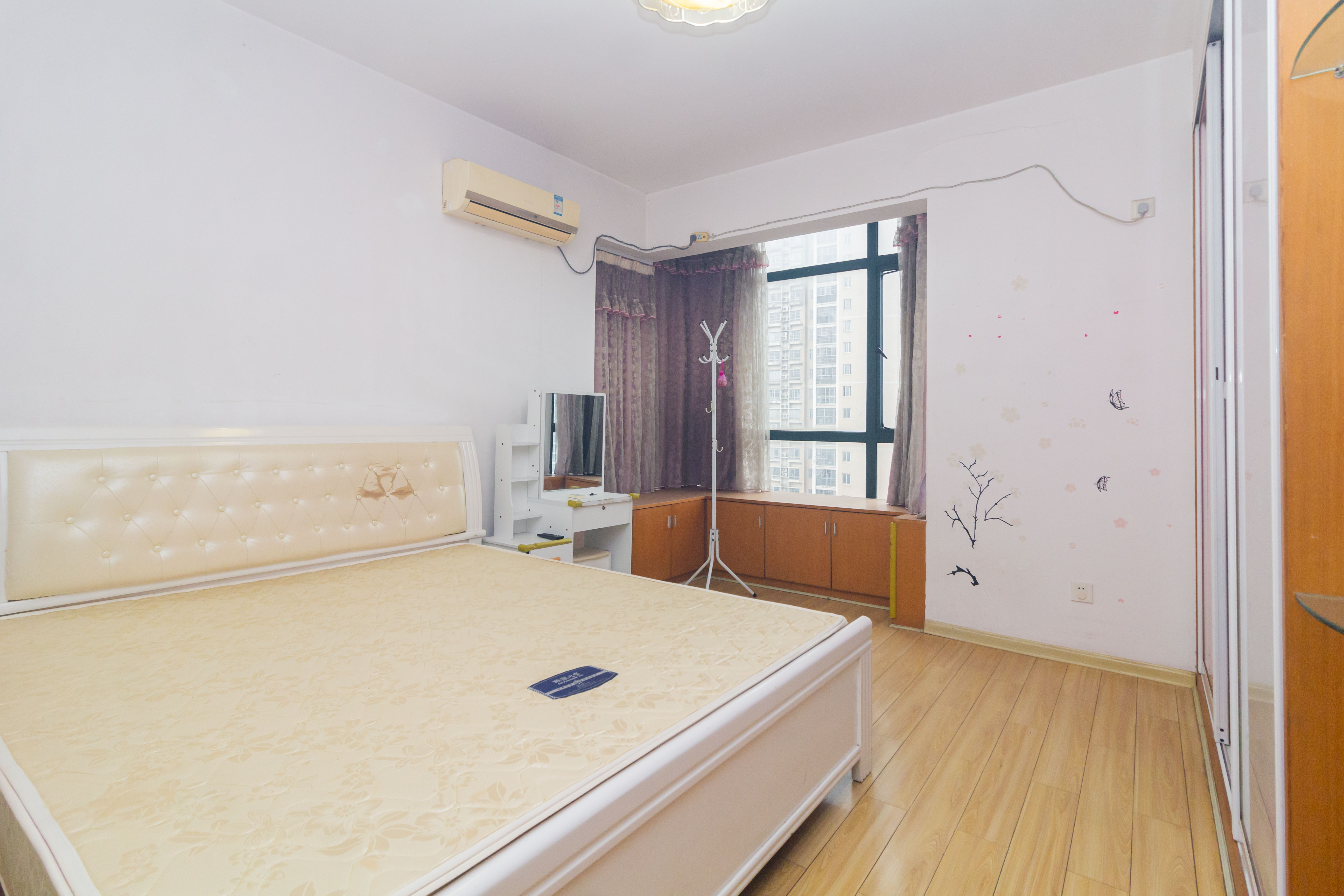 华天LOHO小镇  3室2厅2卫    60.0万 华天LOHO小镇  3室2厅2卫    60.0万卧室