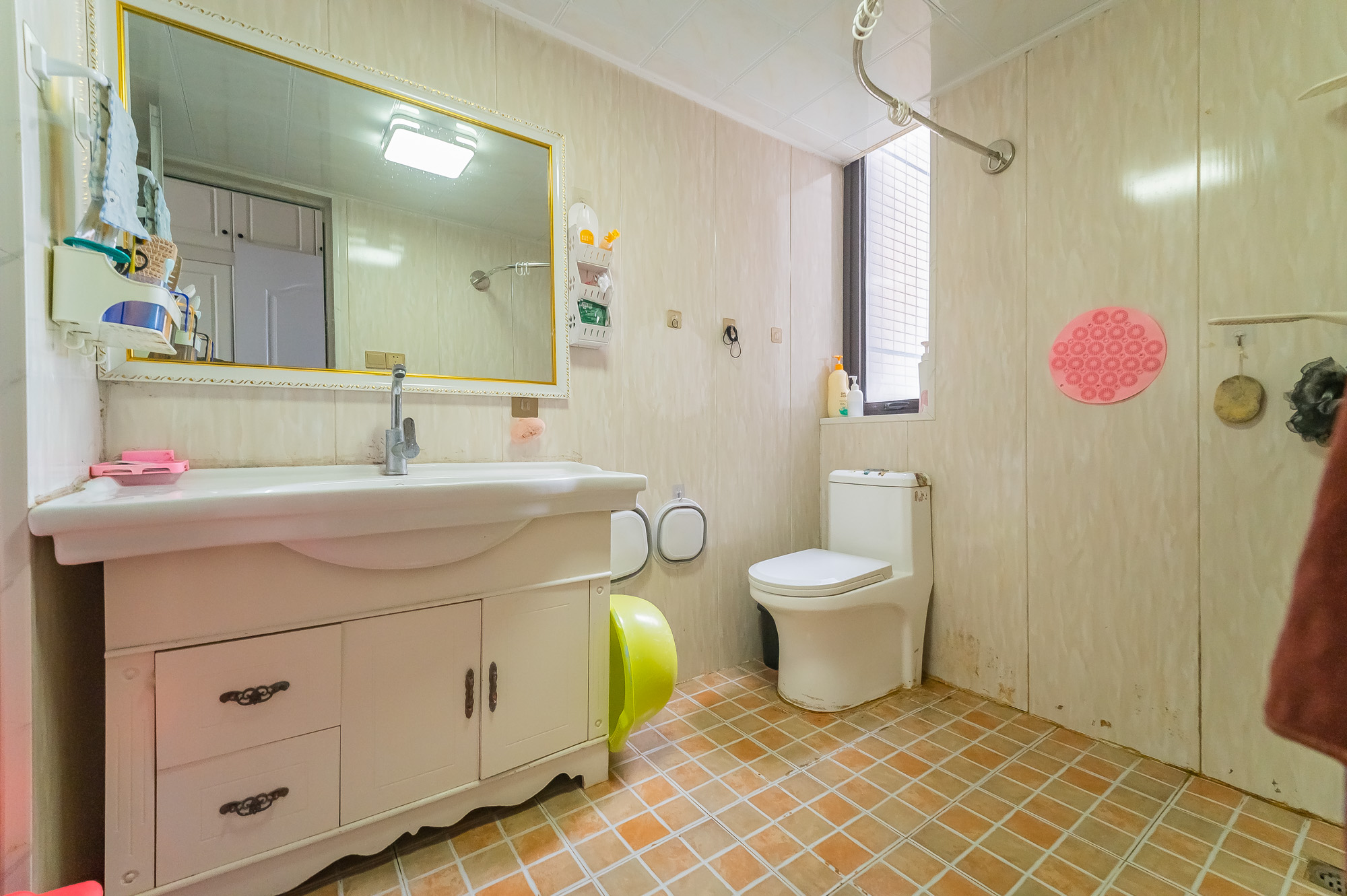 国泰九龙湾 3室2厅2卫 118.0万 国泰九龙湾 3室2厅2卫 118.0万卫生间