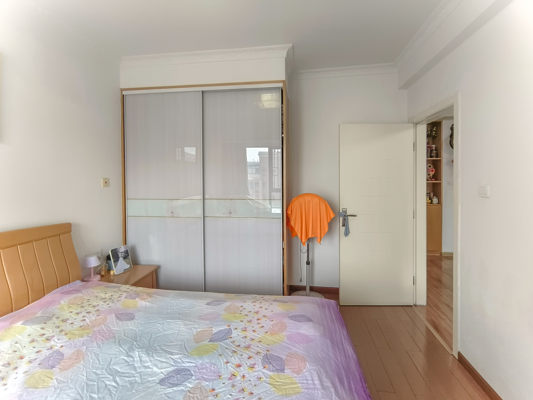 三一街区  3室2厅1卫   65.00万卧室