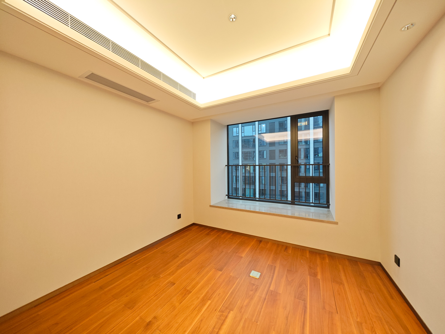 运达会展湾一期  4室2厅3卫   580.00万卧室