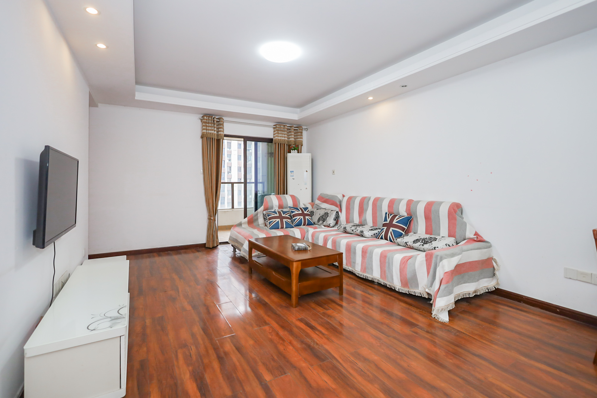 绿地中央广场  3室2厅1卫    110.0万客厅