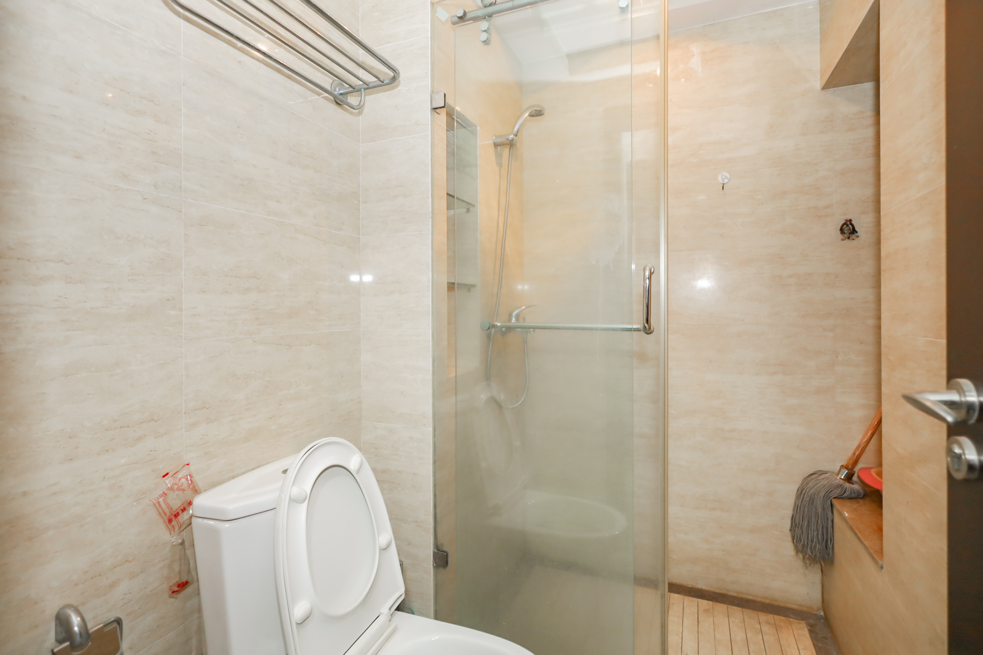 绿地中央广场  3室2厅1卫    110.0万卫生间