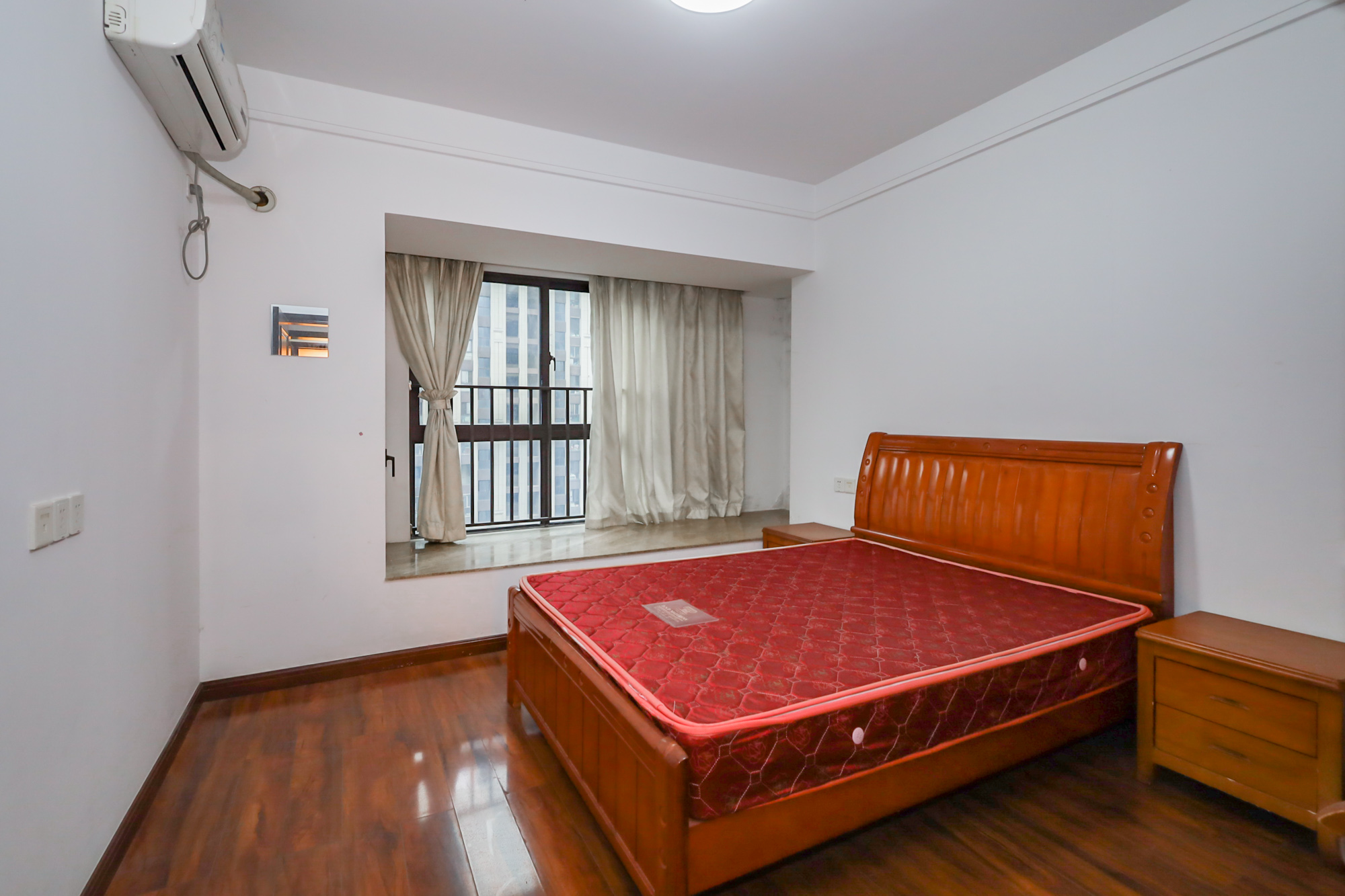 绿地中央广场  3室2厅1卫    110.0万卧室